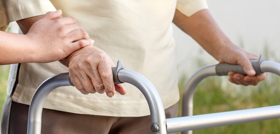 Mans d'una persona amb mobilitat reduïda i les de la seva cuidadora.
