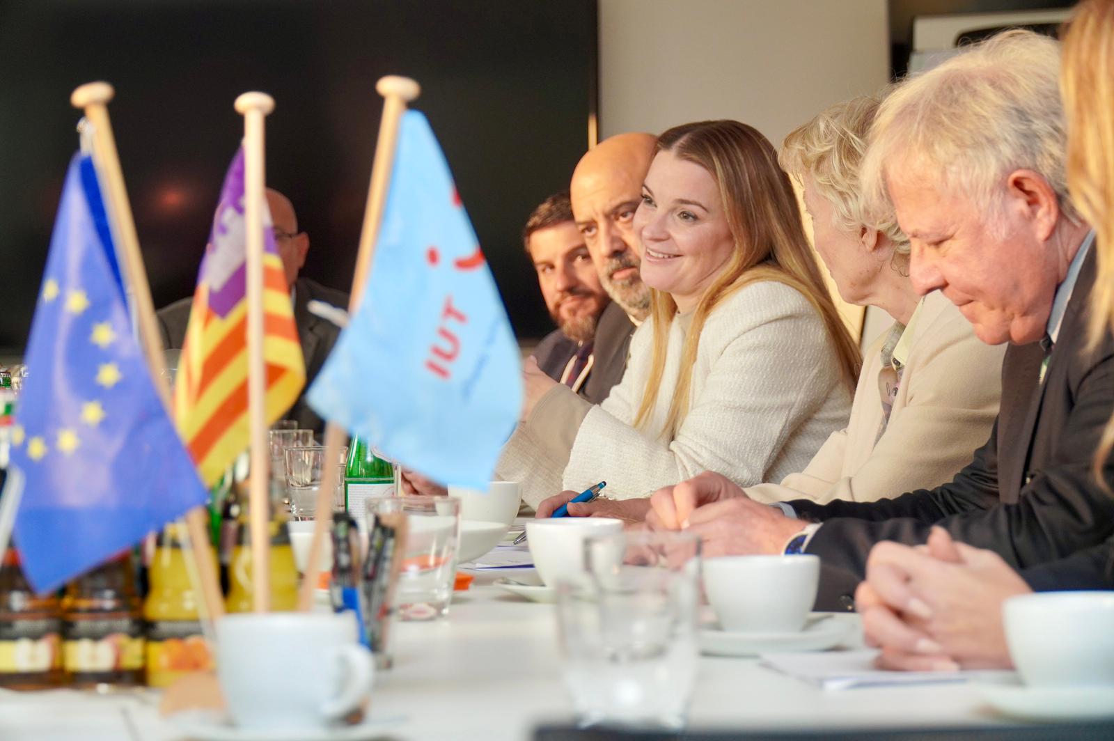 Imatge de detall de la presidenta del Govern i el batle de Palma, Jaime Martínez, durant la reunió