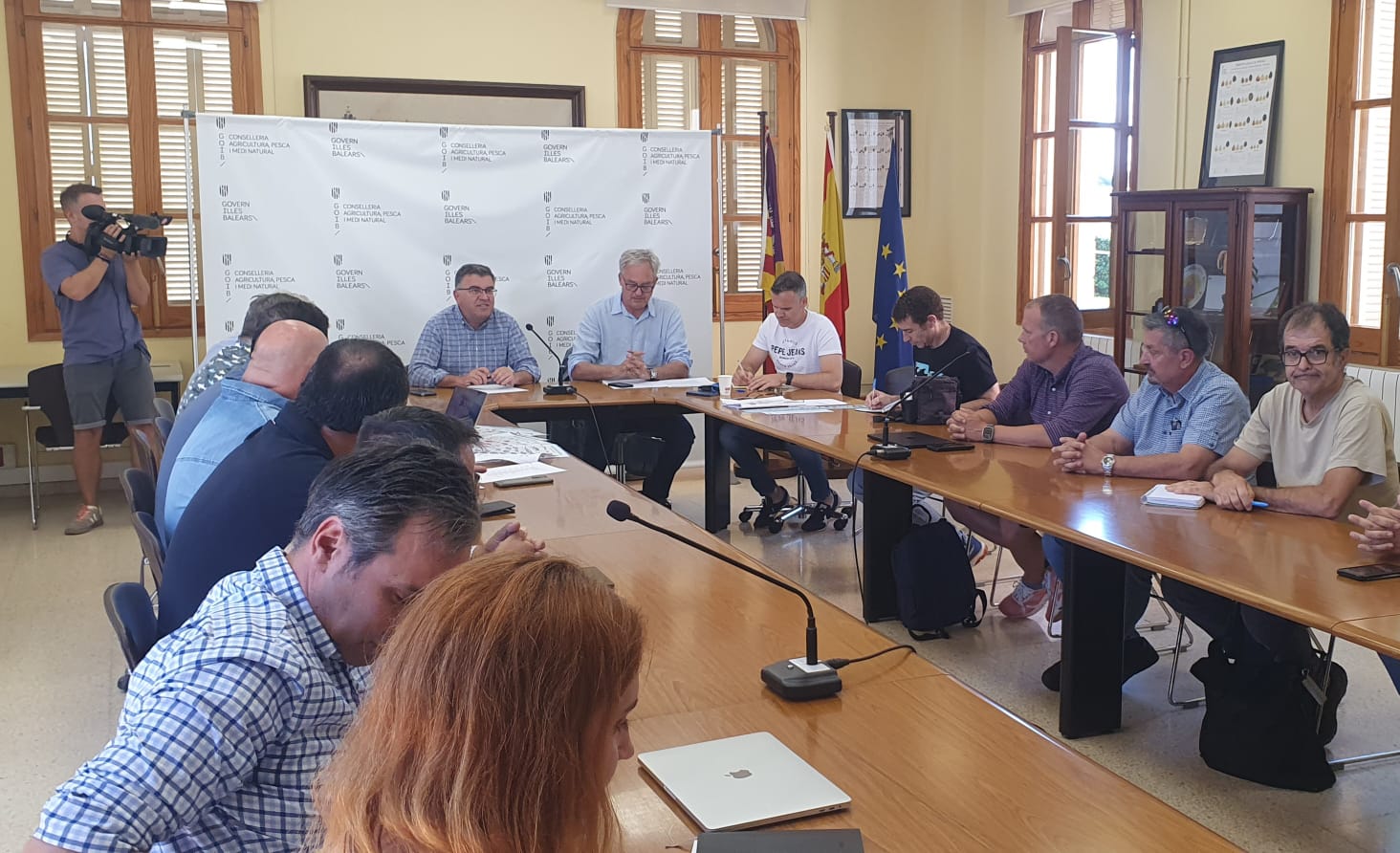 Imatge del conseller Simonet, presidint la reunió de la Comissió de Cogestió de la Pesca Recreativa a les Illes Balears. 