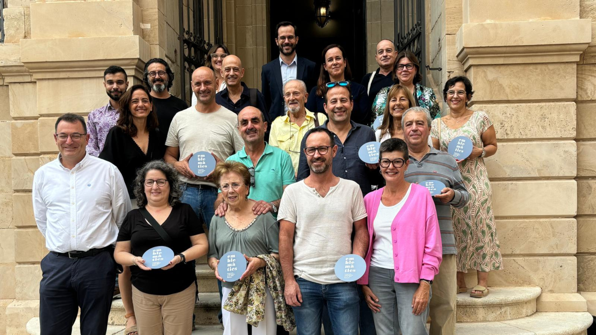 La gerent de l’ADR Balears, Silvia Delgado, i el batle de Maó han lliurat les plaques als comerciants  Maó compta en total amb 30 establiments adherits al programa de protecció del teixit comercial de proximitat de la Conselleria d’Empresa, Ocupació i Energia