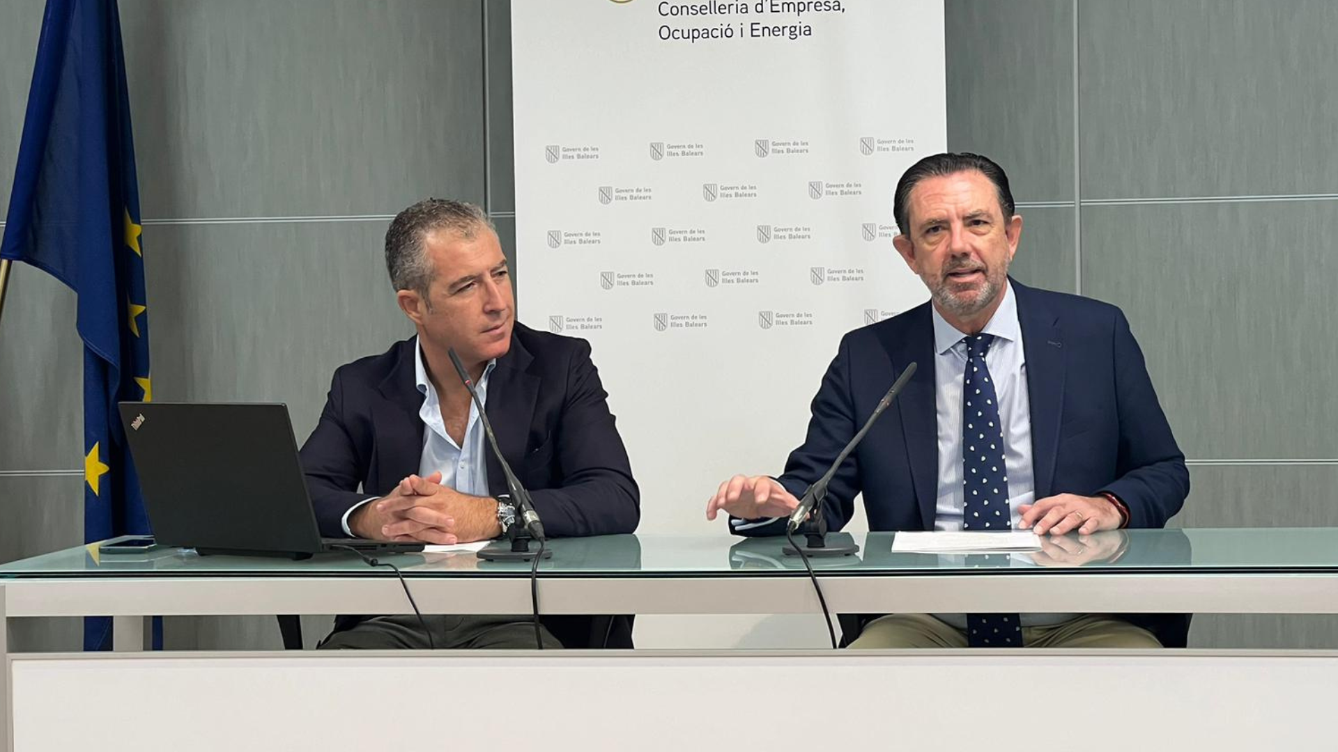 El director general d'Empresa, Autònoms i Comerç, José Antonio Caldés i el conseller d'Empresa, Ocupació i Energia, Alejandro Sáenz de San Pedro a la presentació del Portal d'Impuls Empresarial de les Illes Balears (PIEIB).