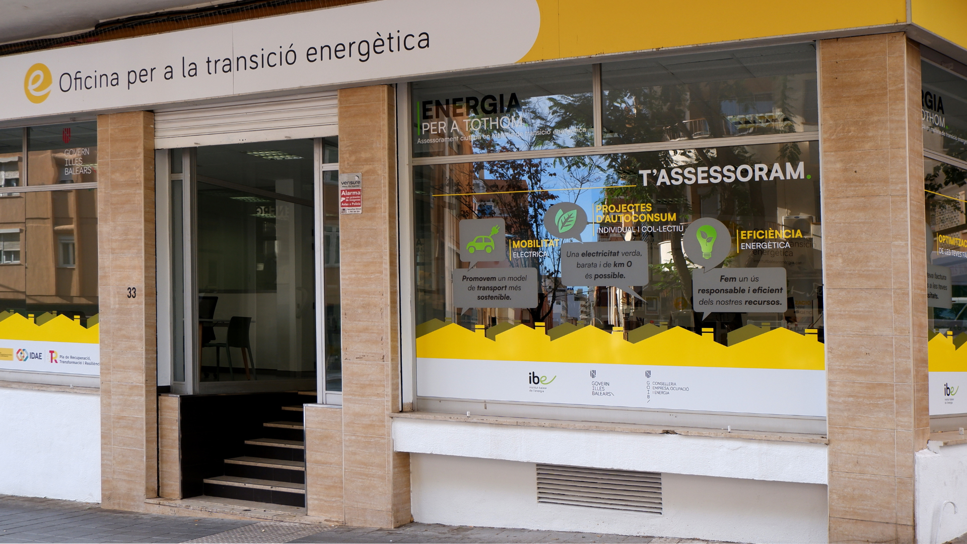 Façana de l'oficina per a la transició energètica  (OTEIB)