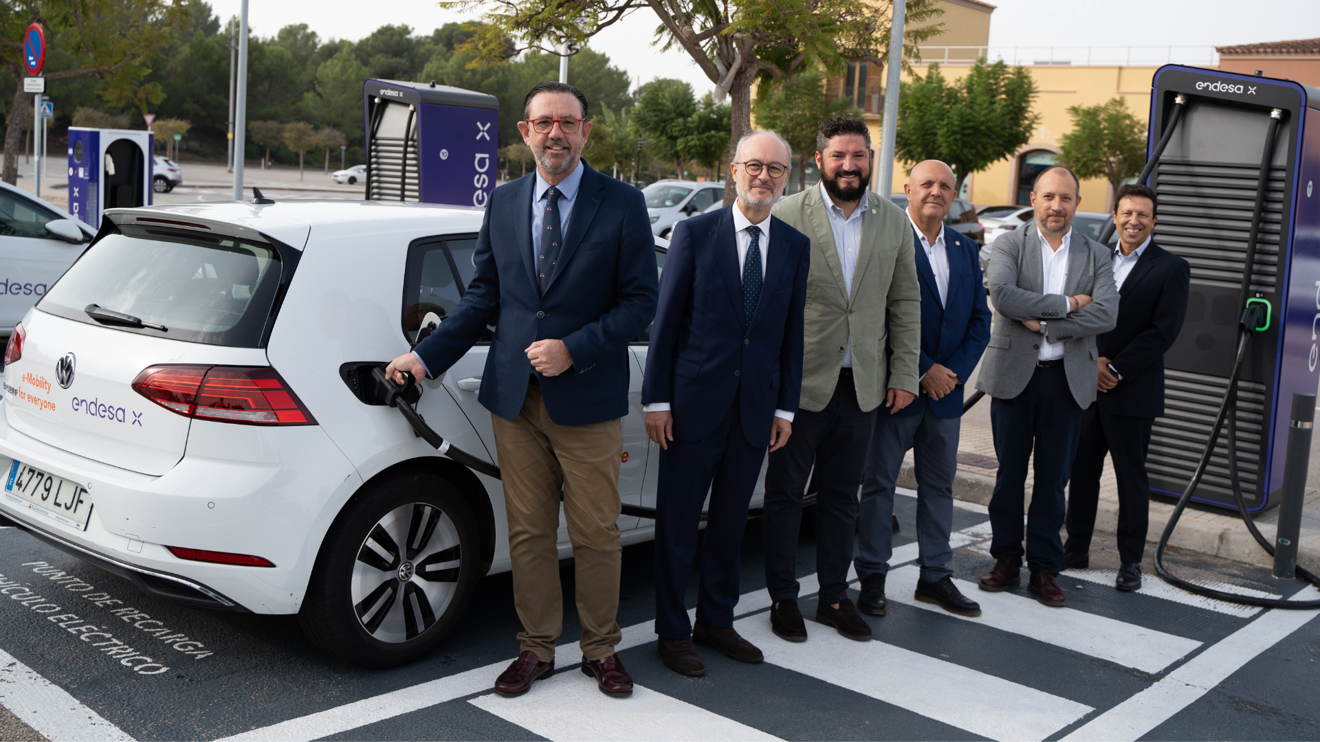 El conseller d’Empresa, Ocupació i Energia, Alejandro Sáenz de San Pedro, acompanyat del director de l’Institut Balear de l’Energia (IBE), Hernando Rayo; el batle de Marratxí, Jaume Llompart; el director de màrqueting VIA Outlets a Espanya, Jorge Pérez de Zabalza, i el director general d’Endesa a les Balears, Martí Ribas, han inaugurat les noves instal·lacions dels punts de recàrrega d’Endesa amb l’objectiu d’impulsar la mobilitat elèctrica a les Illes Balears.