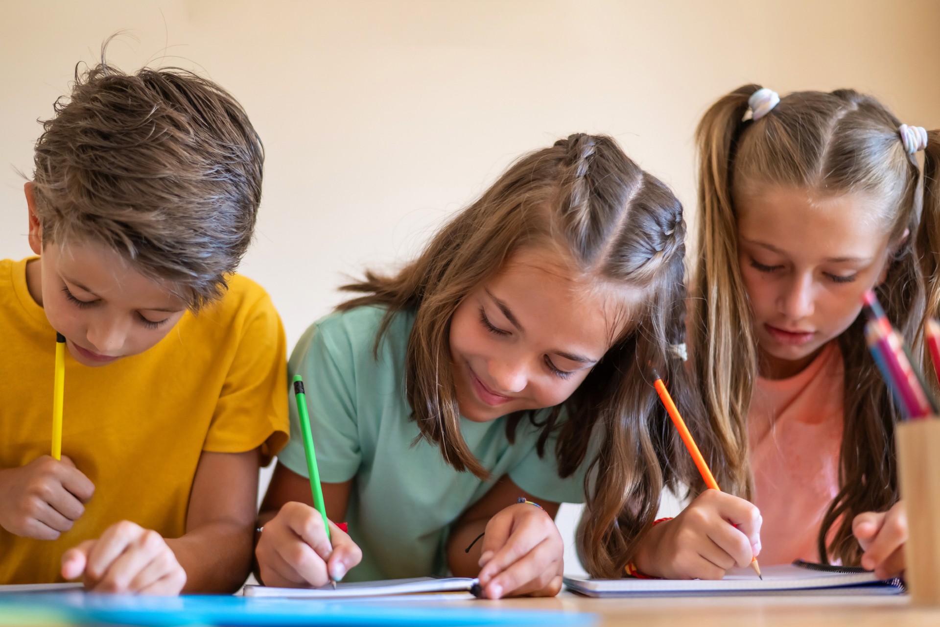 Niños escribiendo