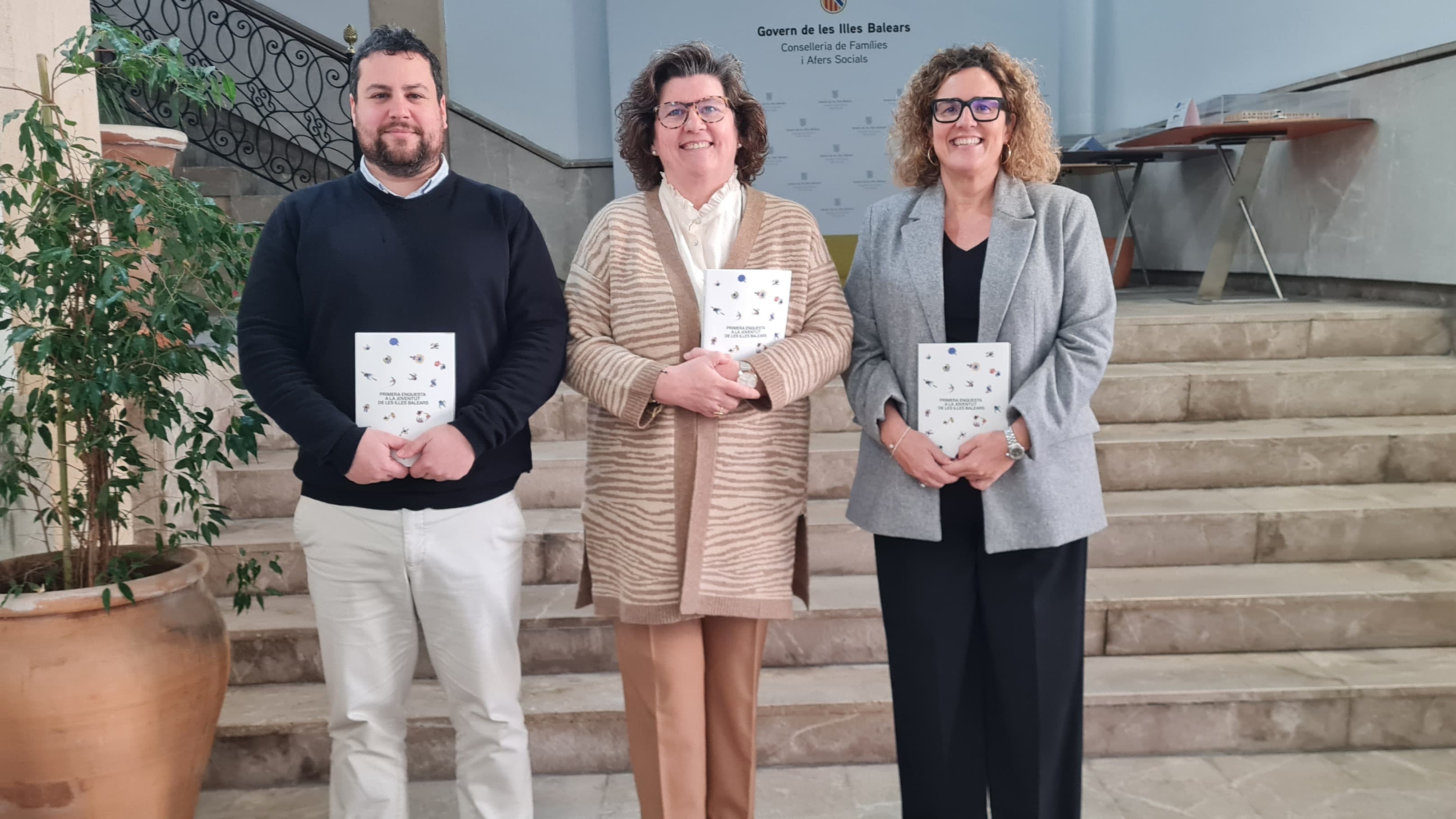 Tomàs Amer (director de l'IBJOVE), Catalina Cirer (consellera) i Farners Saneiro (directora general de Famílies, Infància, Joventut, Igualtat i Diversitat)  