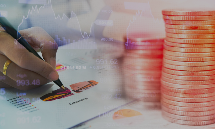 Infografia con monedas y gráficos