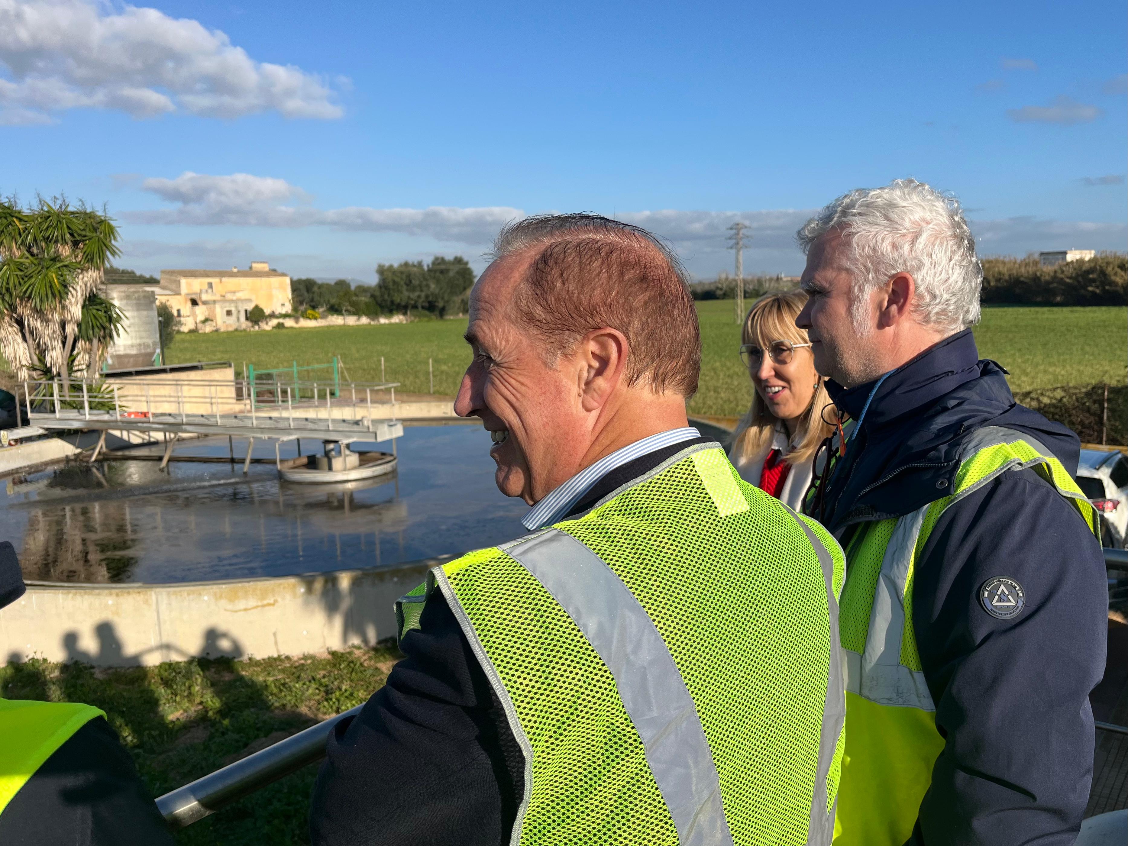 El conseller de la Mar i del Cicle de l’Aigua del Govern de les Illes Balears, Juan Manuel Lafuente, i la batlessa de Felanitx, Catalina Soler, visiten les obres de l'estació depuradora.