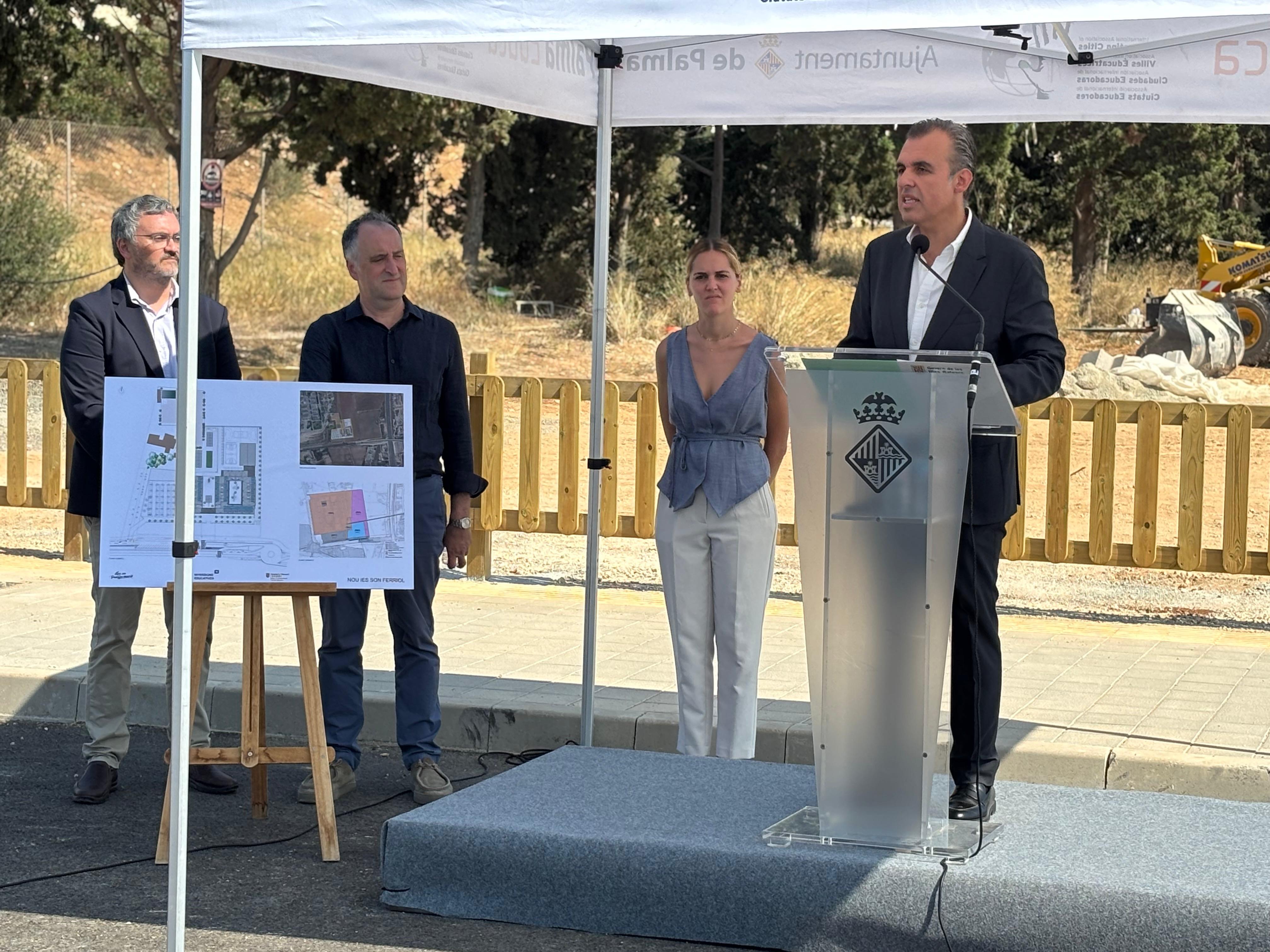 El conseller Antoni Vera, presentant el projecte del nou institut.