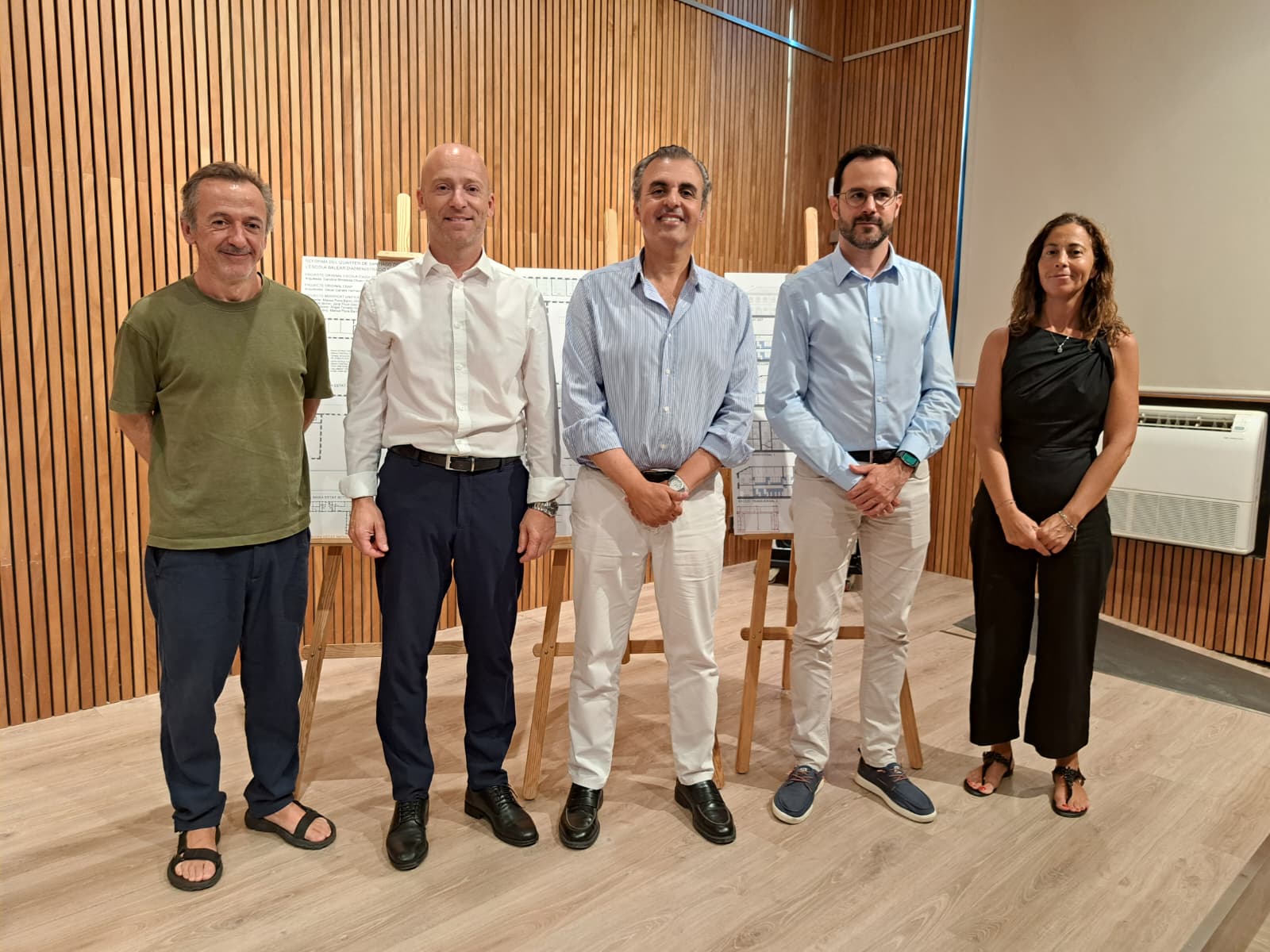 El conseller Vera presenta el projecte de reforma del Quarter de Santiago que acollirà les dependències del Centre d’Adults Joan Mir i Mir