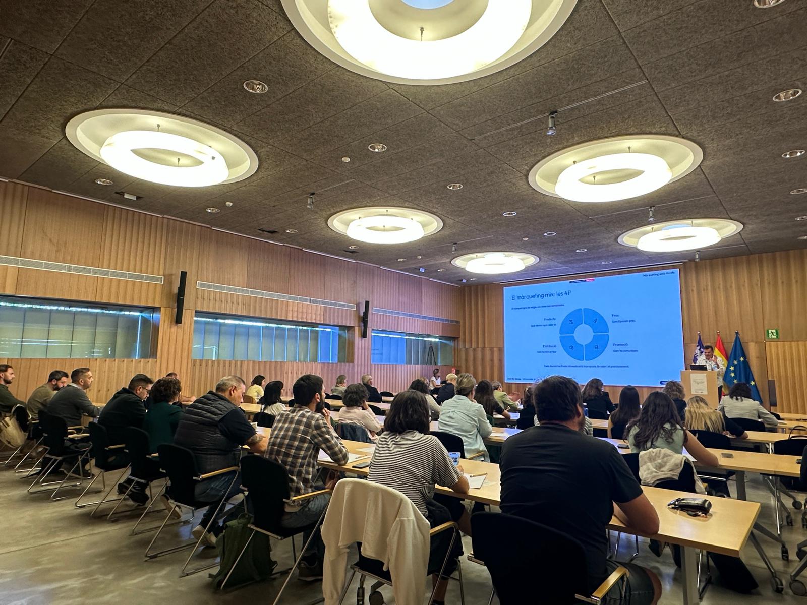 La jornada ha comptat amb més d’un centenar de participants entre agricultors, ramaders, elaboradors i representants d’entitats del sector