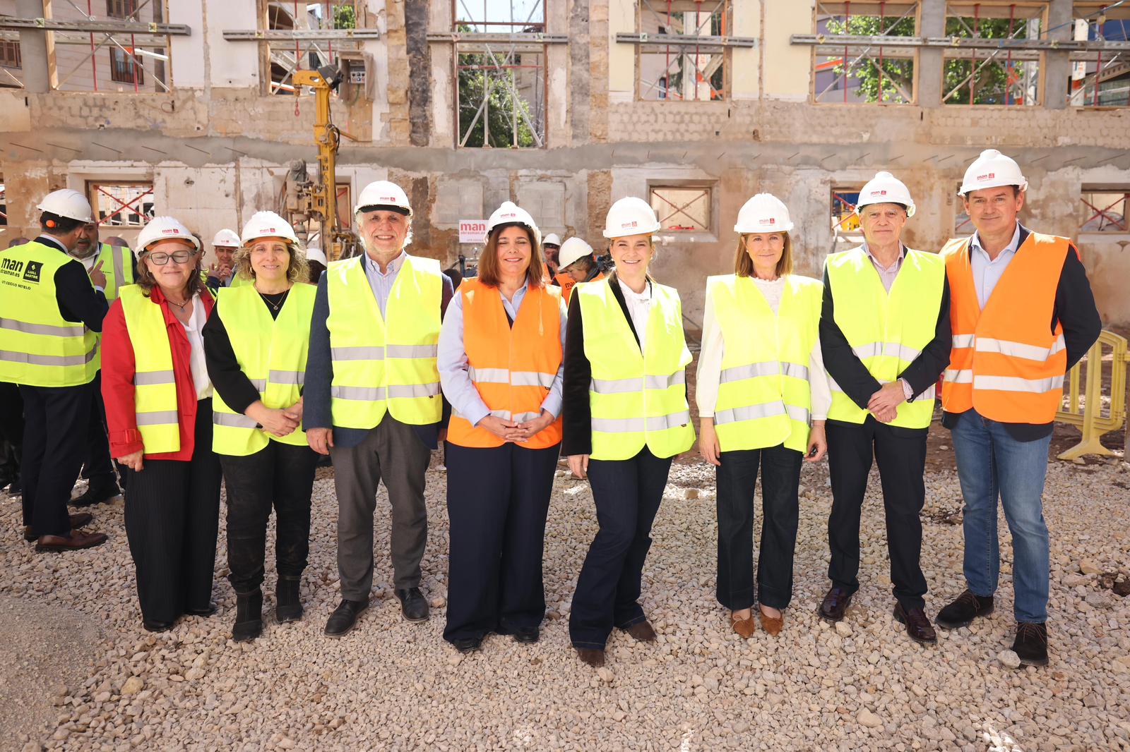 Fotografia oficial de la posada de la primera pedra de les obres de rehabilitació (15/04/2026)