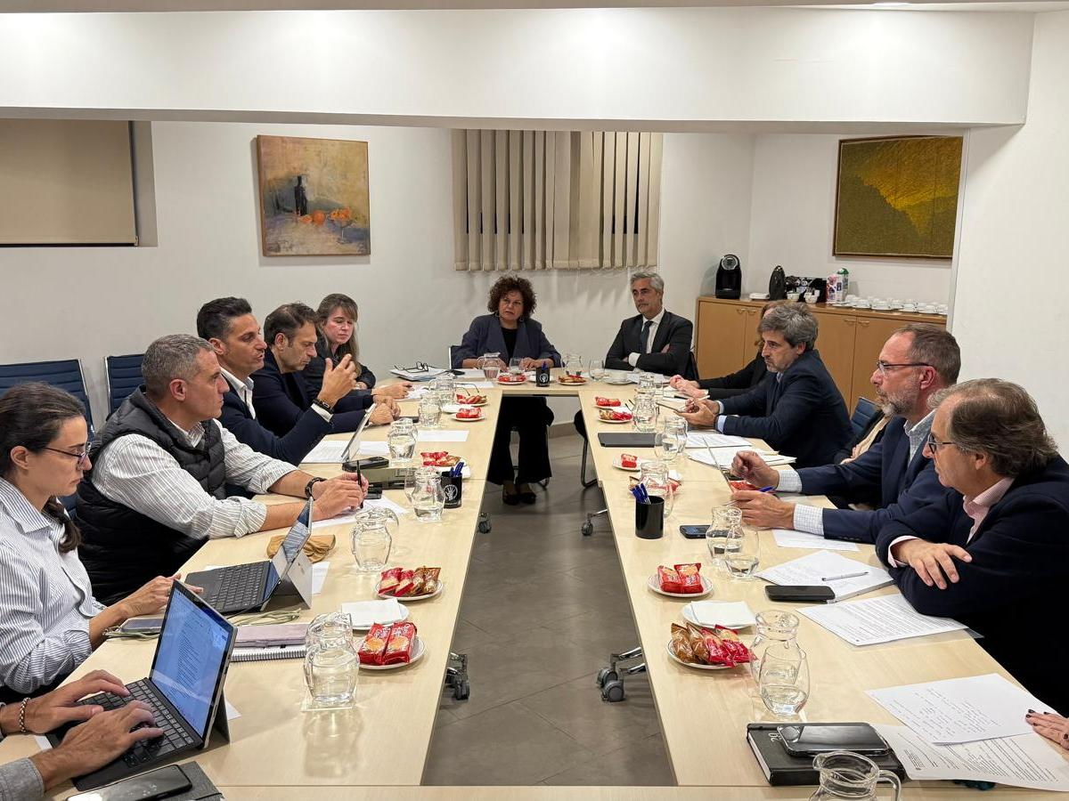 La directora general de Relacions Institucionals i amb el Parlament, Xesca Ramis Pons; el degà del Cos Consular, Michel Magnier; i els presidents de les comissions temàtiques.