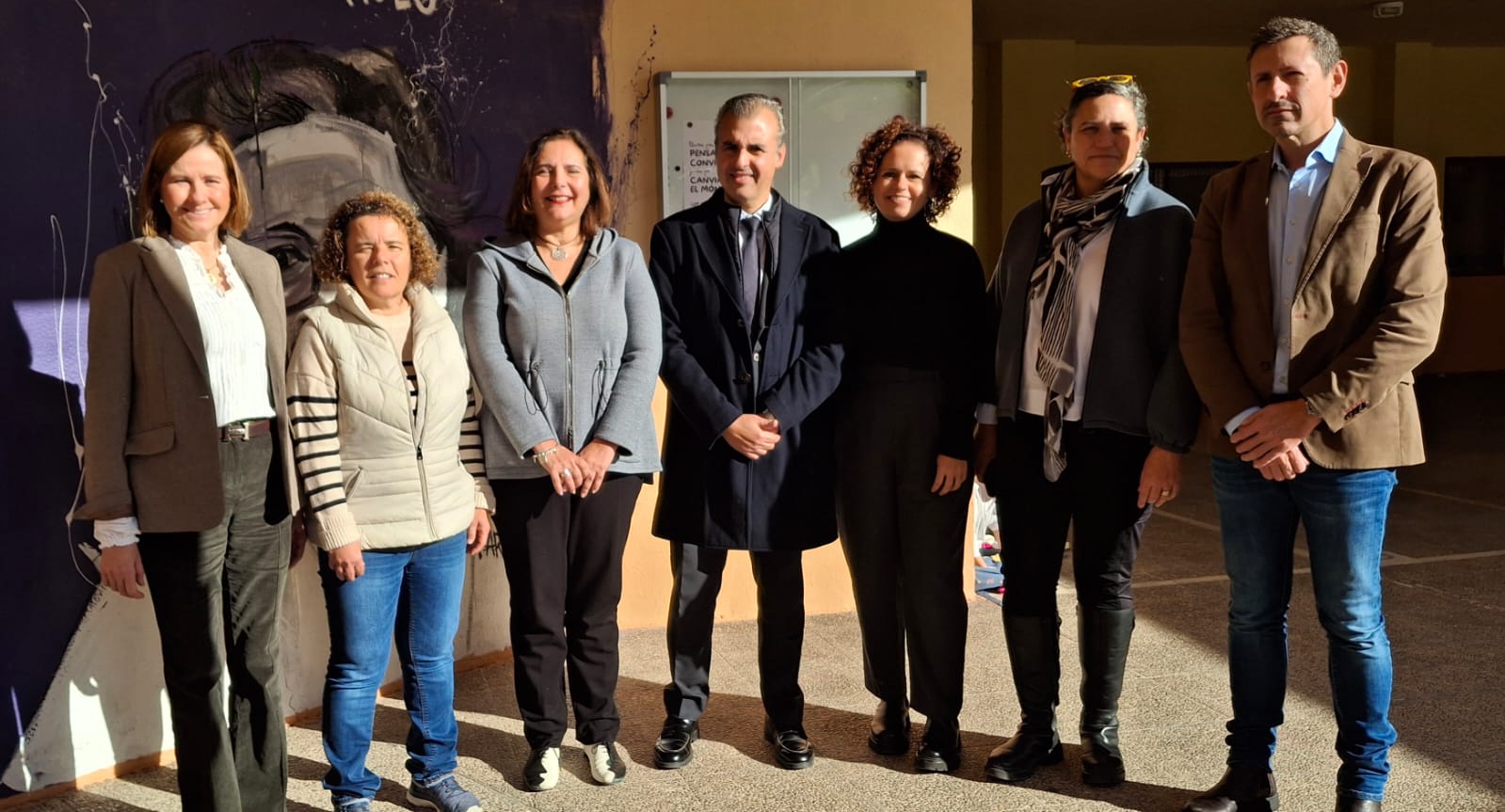  La consellera de Salut, Manuela García, i el conseller d’Educació i Universitats, Antoni Vera, durant la visita al CEIP Aina Moll i Marquès, un dels 341 centres que han participat a la campanya de vacunació infantil contra la grip.