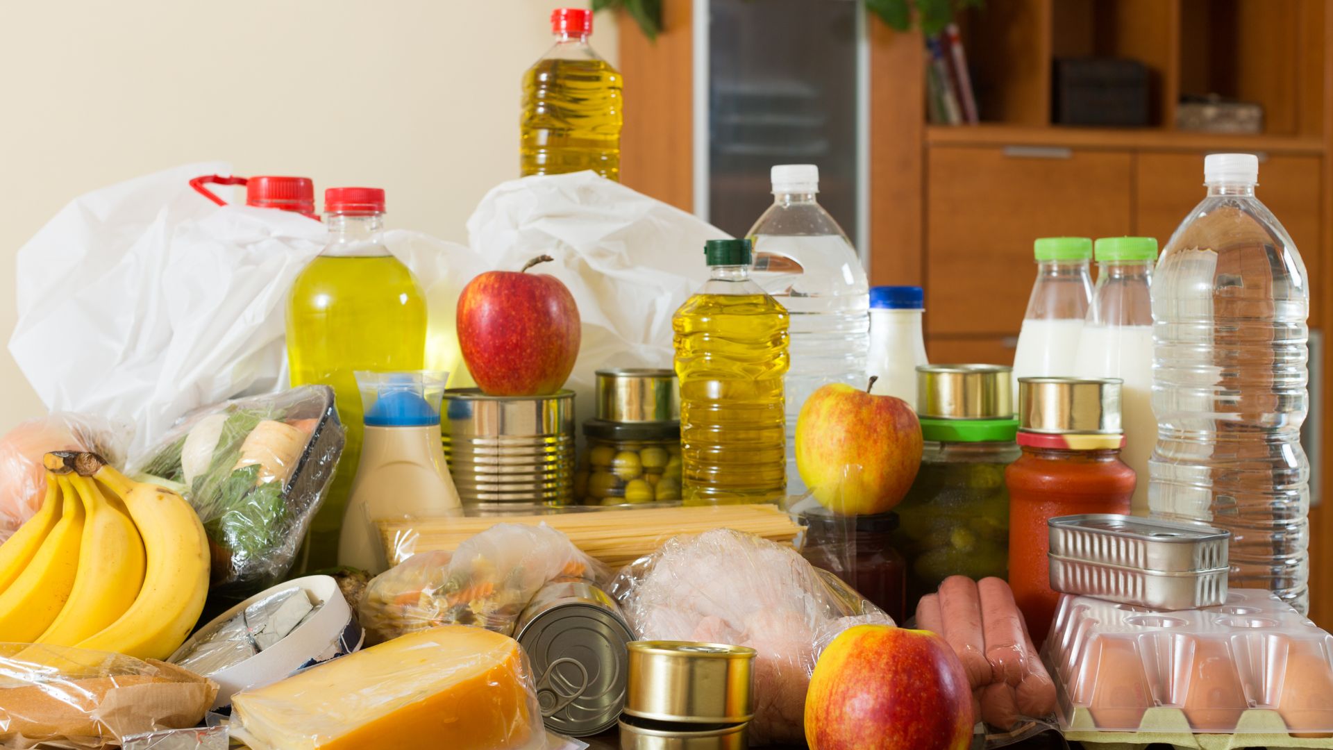 Aliments i begudes damunt una taula.