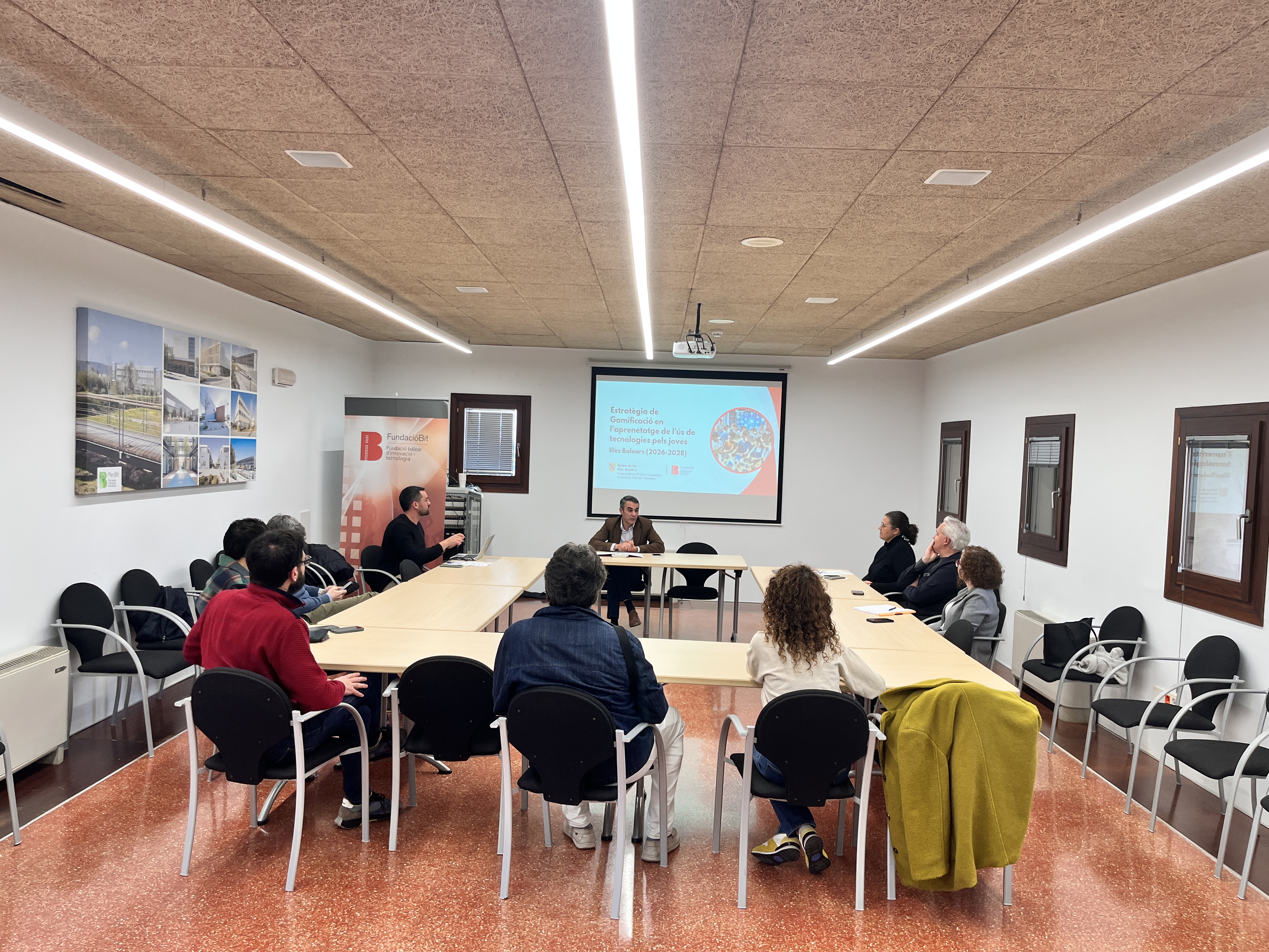  El director general d’Innovació i Transformació Digital, Sebastián González, presenta l'estratègia de gammificació en l'aprenentatge de l'ús de les tecnologies pels joves 
