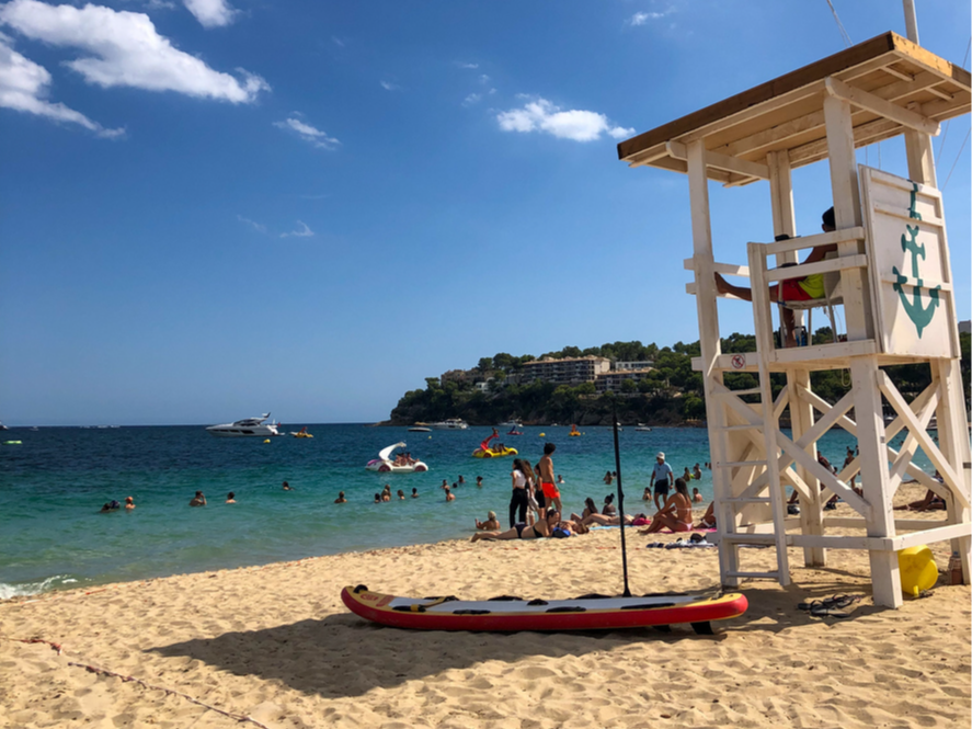 Una torre de vigilància a una platja de la zona de Magaluf.