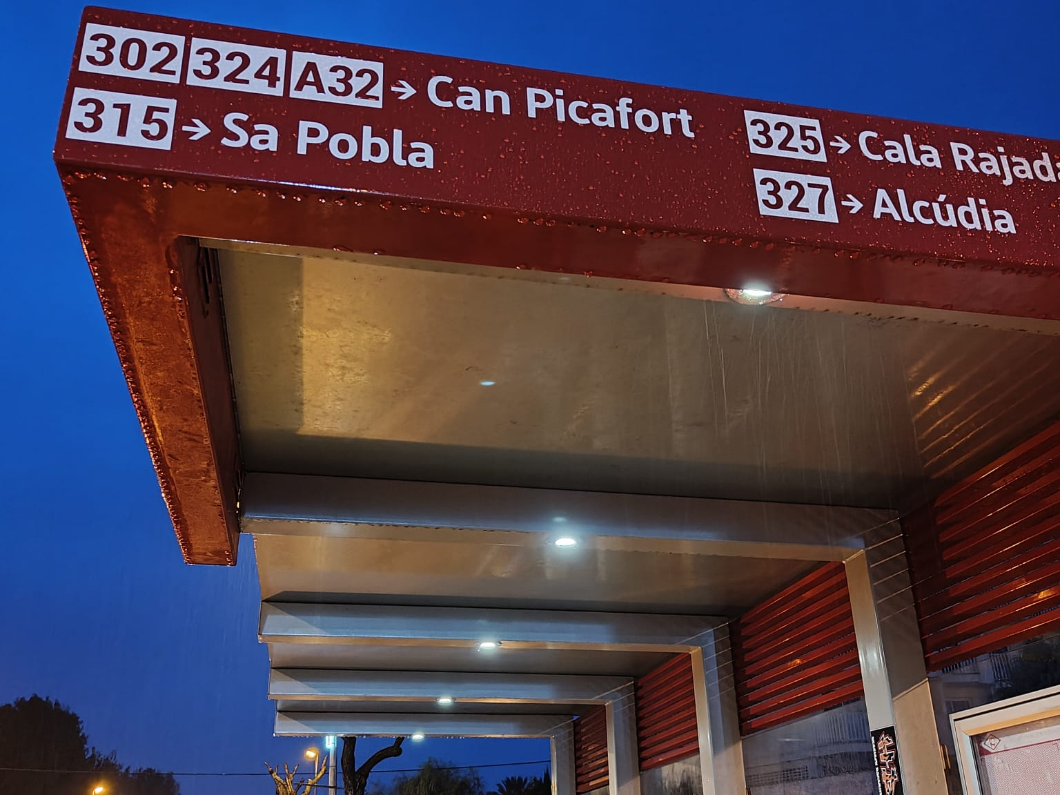 Marquesina d'una parada de la xarxa TIB de Mallorca amb el nou adhesiu de vinil fix informatiu.