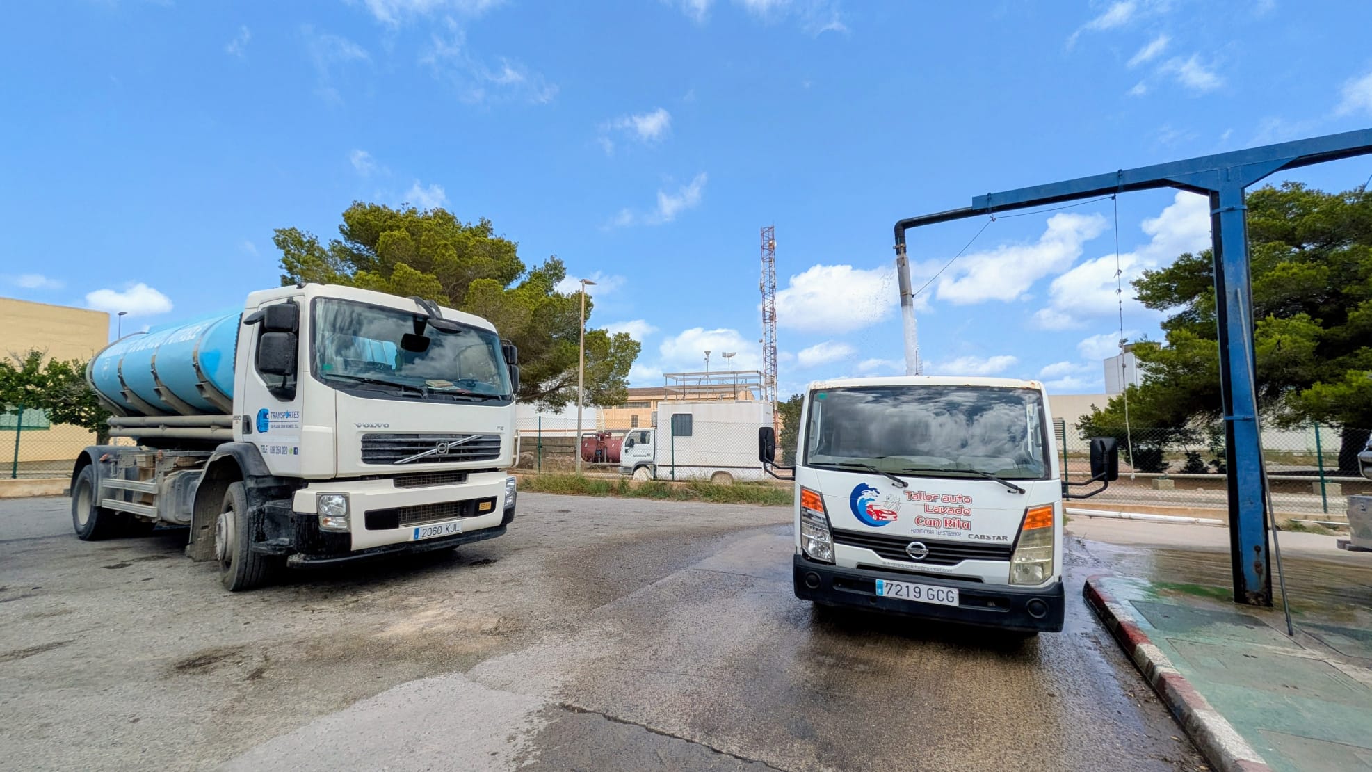 Dos camions cisternes als dispensadors de Formentera.