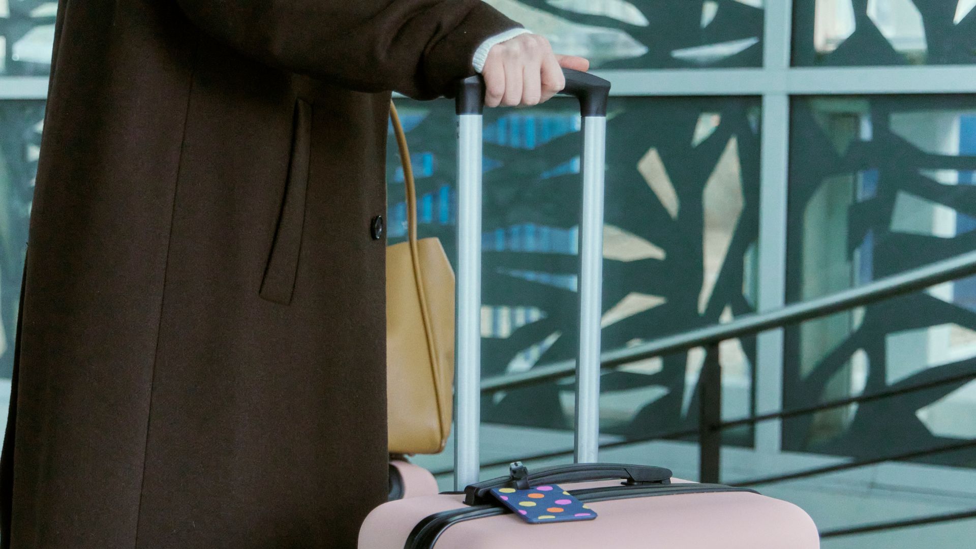 Una dona amb una maleta a l'aeroport.