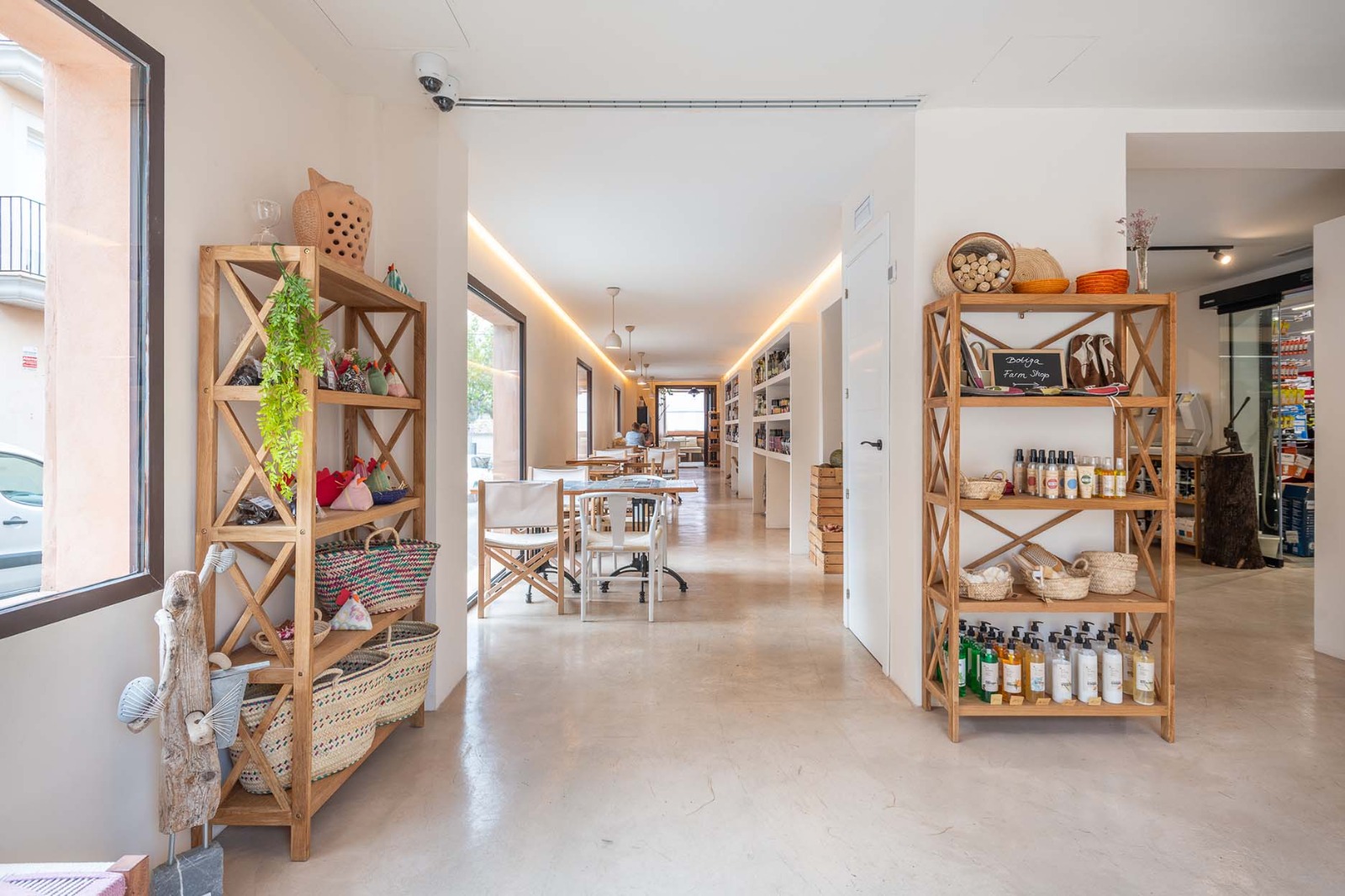 Imatge de dues prestatgeries a un local comercial.