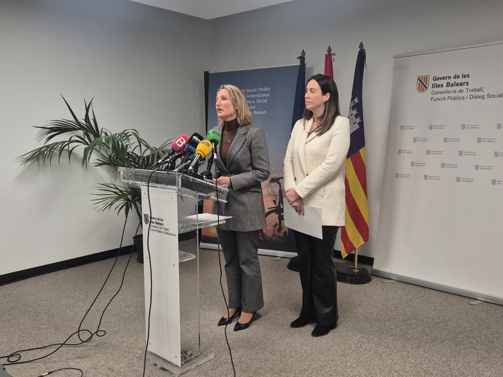 La consellera de Treball, Funció Pública i Diàleg Social, Catalina Cabrer, i la directora general de Conciliació i d’Igualtat en l’Àmbit Laboral, Margalida Darder.