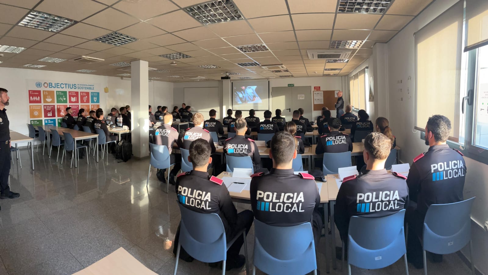 Agents de policia local assisteixen al curs bàsic de capacitació.
