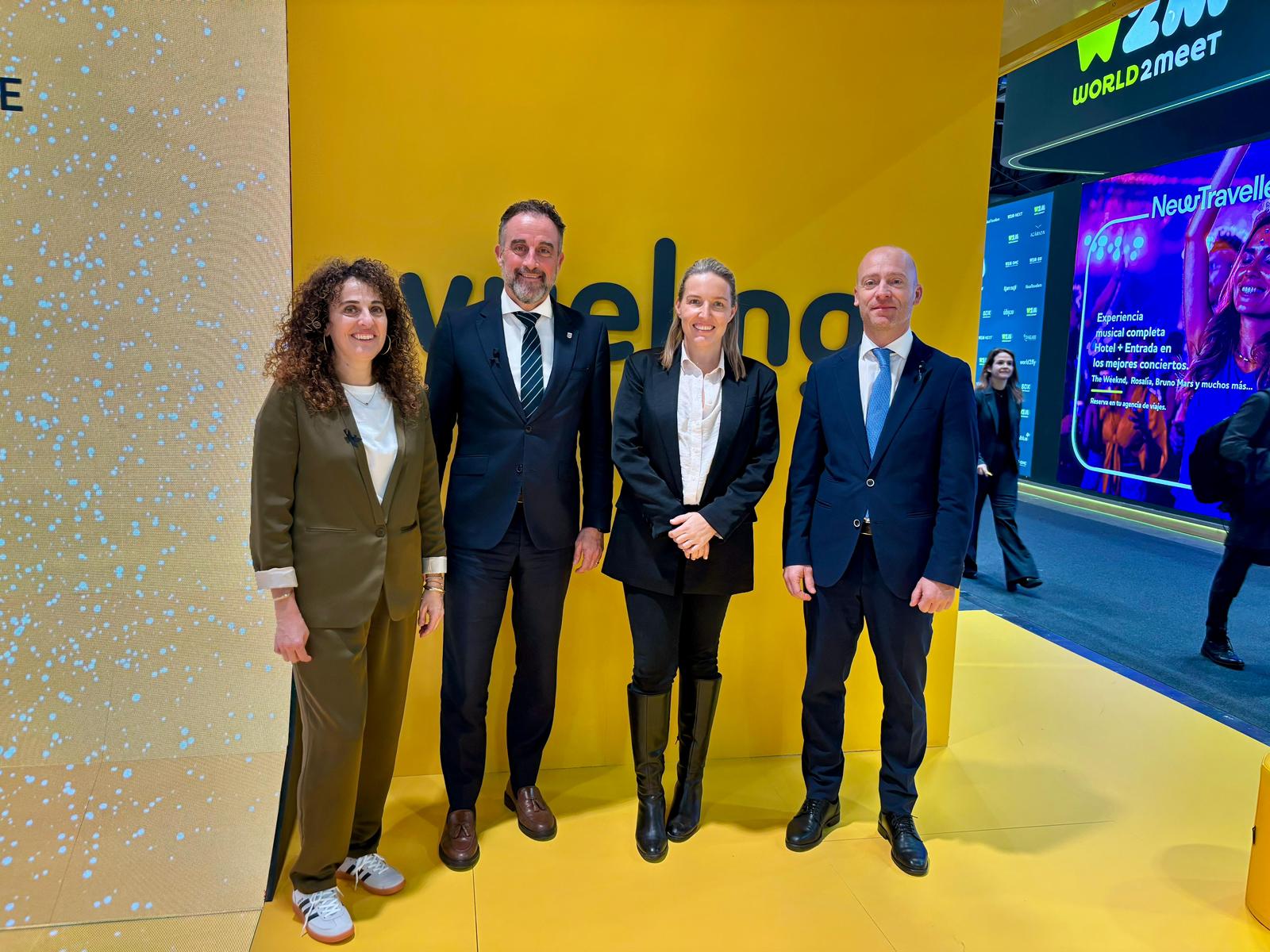 El conseller José Luis Mateo i la directora general Lorena del Valle, amb el president del Consell de Menorca, Adolfo Vilafranca, i la directora de Assumptes corporatius, Marca i Sostenibilitat de Vueling, Sandra Hors.