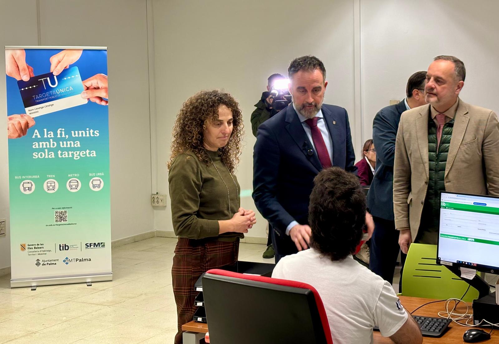 El conseller José Luis Mateo i el tinent de batle i regidor Toni Deudero, durant la visita a l’estació Intermodal.