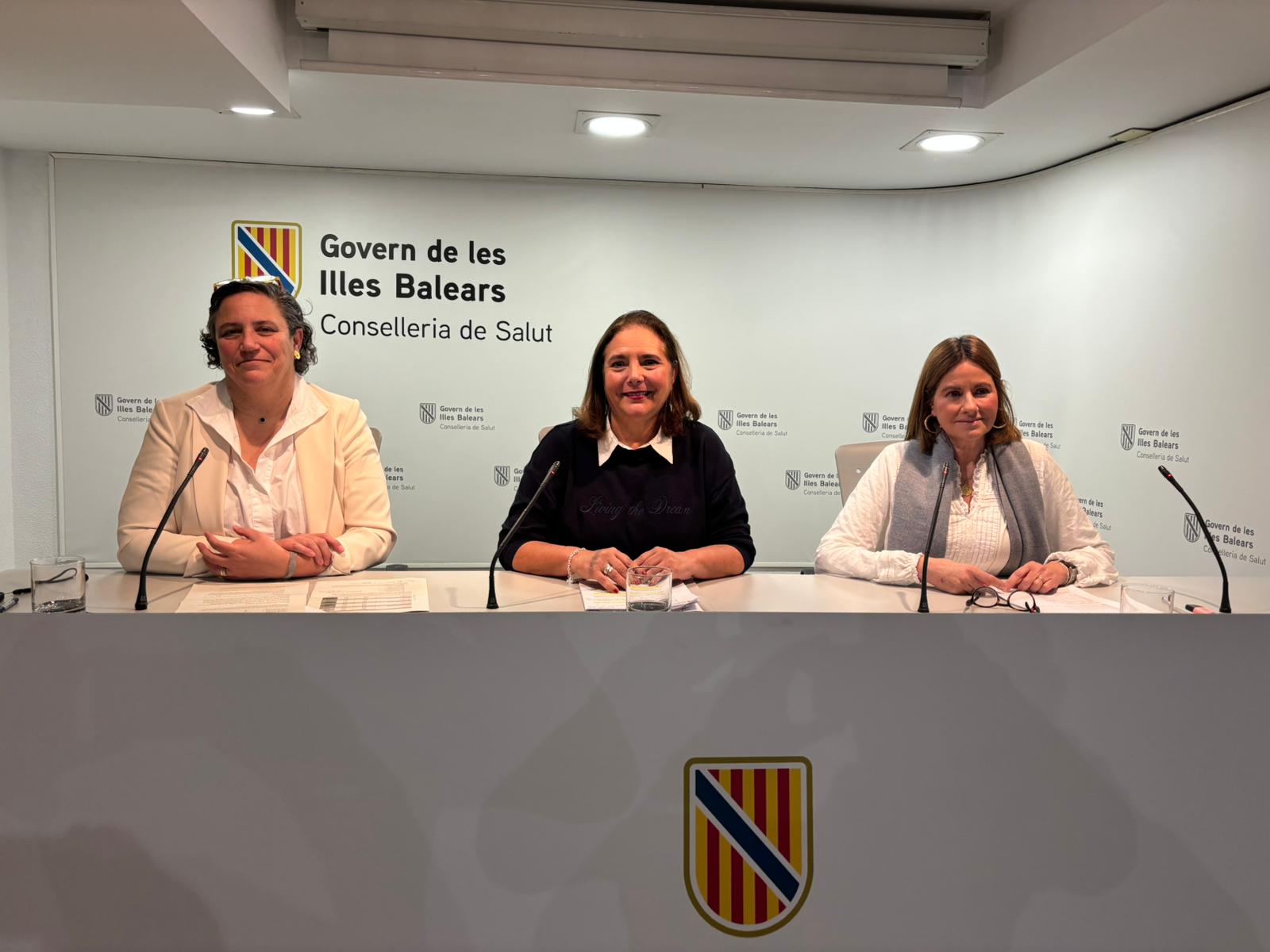 La consellera de Salut, Manuela García, acompanyada de la directora general de Salut Pública, Elena Esteban, i de la subdirectora de Cures Assistencials del Servei de Salut, Concha Zaforteza, fan balanç de la campanya de vacunació de grip 2025-26.