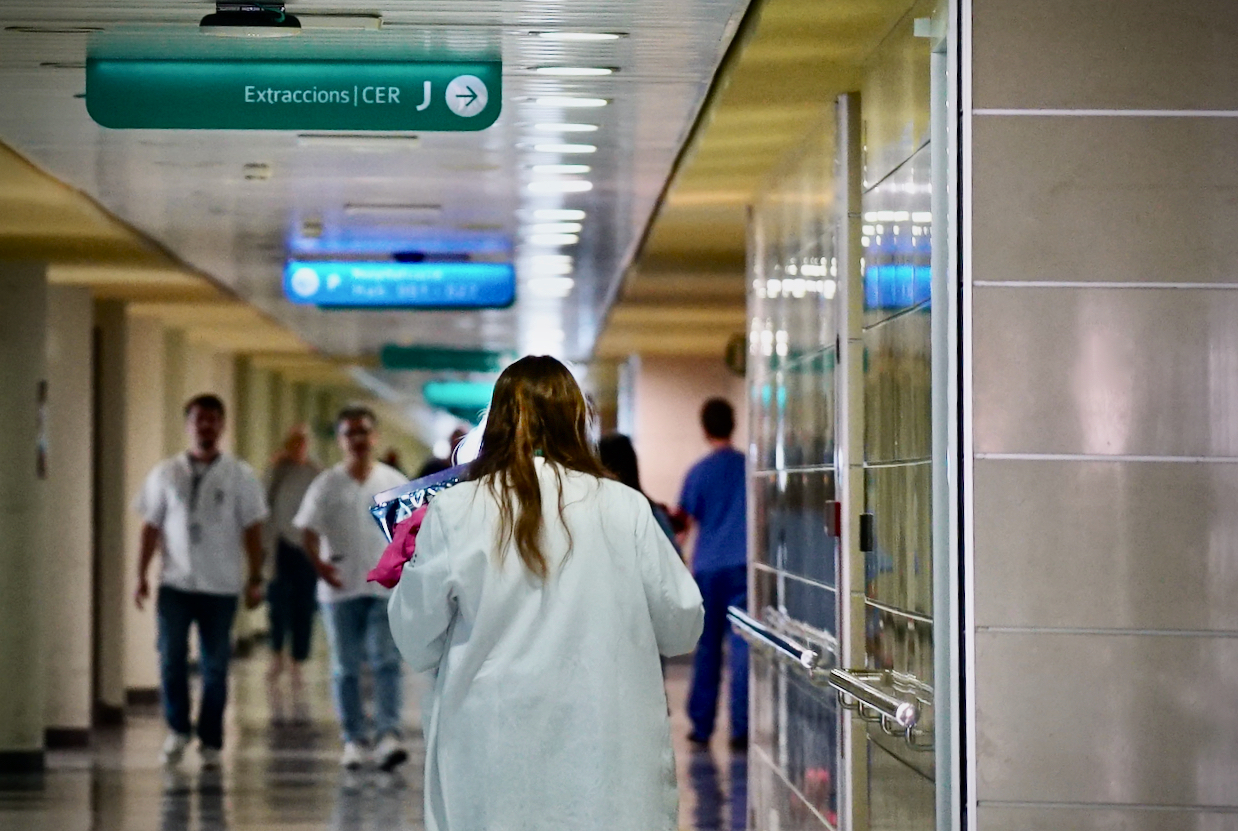 Passadís d'un hospital amb professionals sanitaris. 