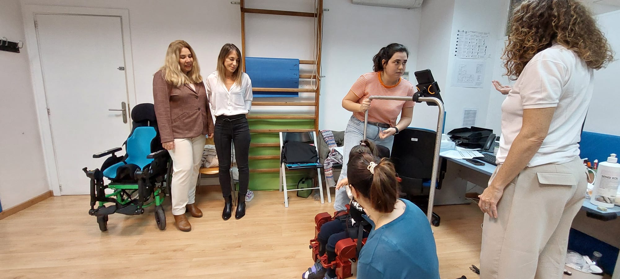 Visita de María Castro i Estefania Serratusell al Servei de Valoració i Atenció Primerenca durant una formació per poder utilitzar l’exoesquelet.