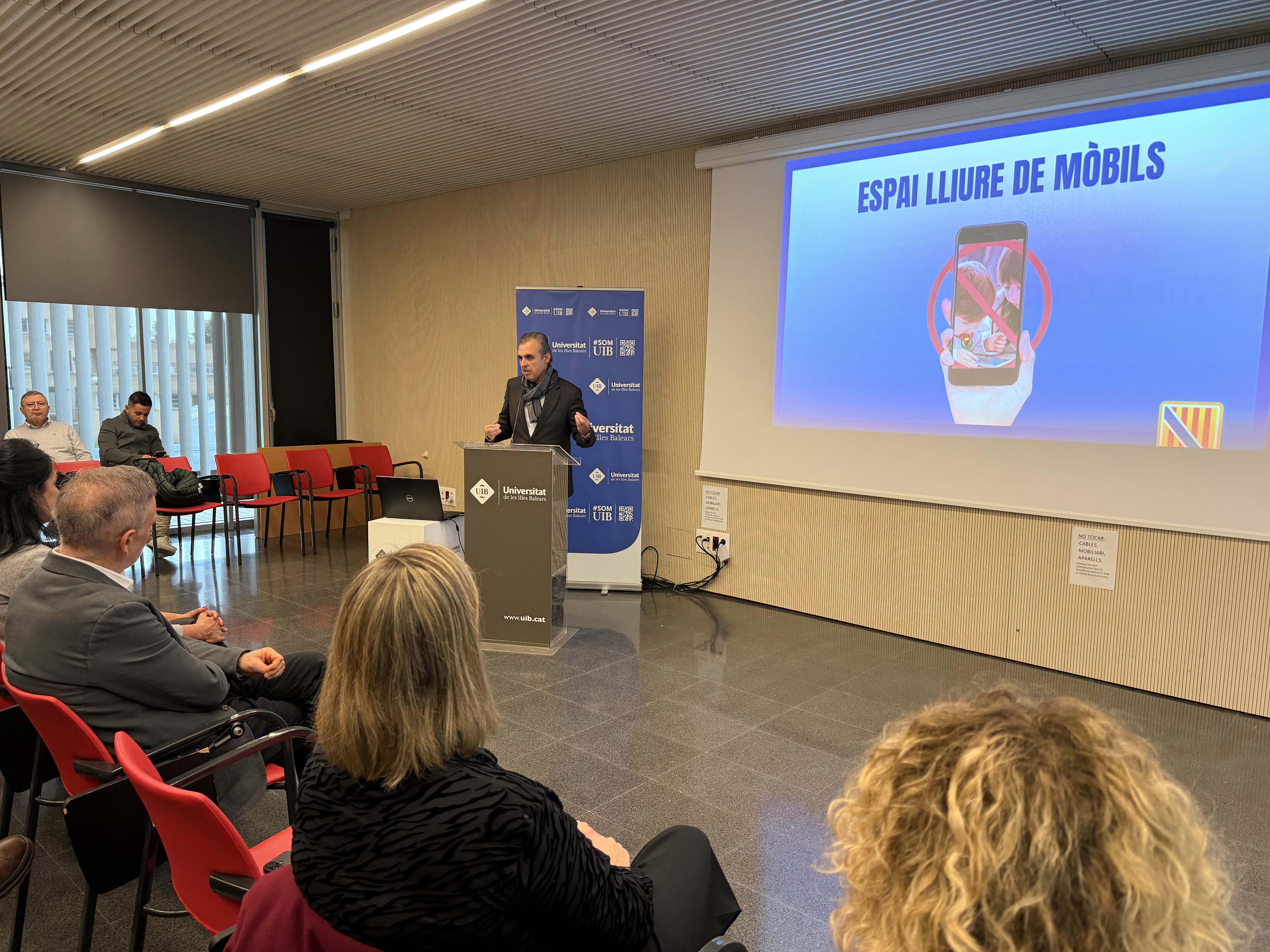 El Govern crea espais lliures de mòbils a totes les dependències públiques on accedeixen infants de 0 a 6 anys