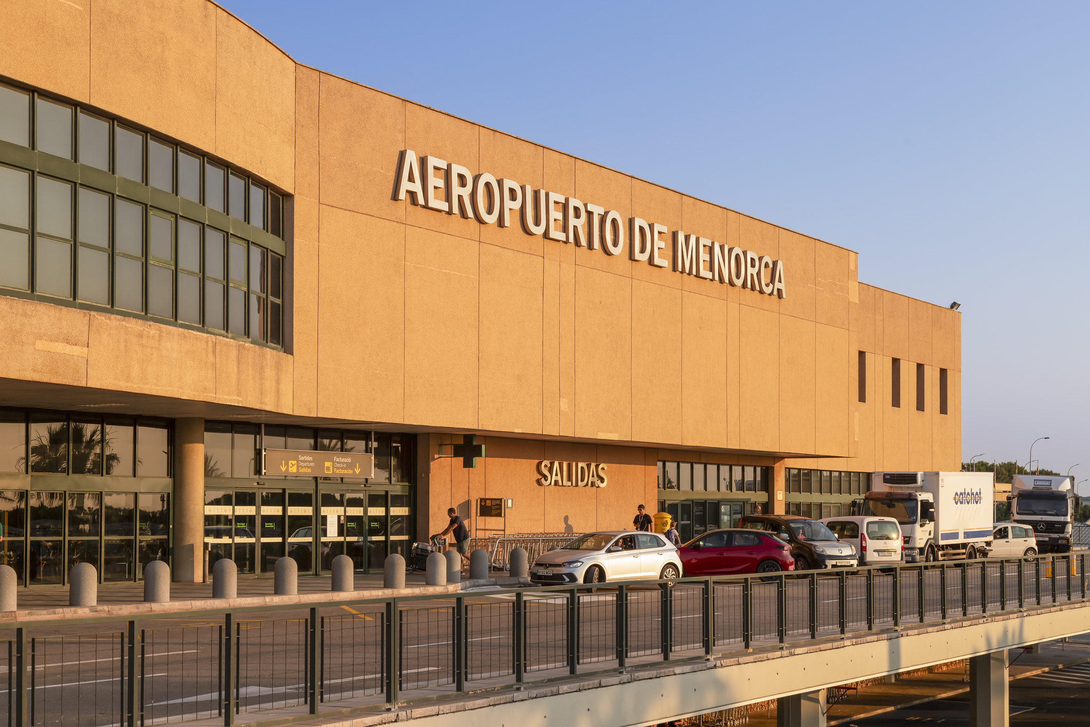 Façana de l'aeroport de Menorca.