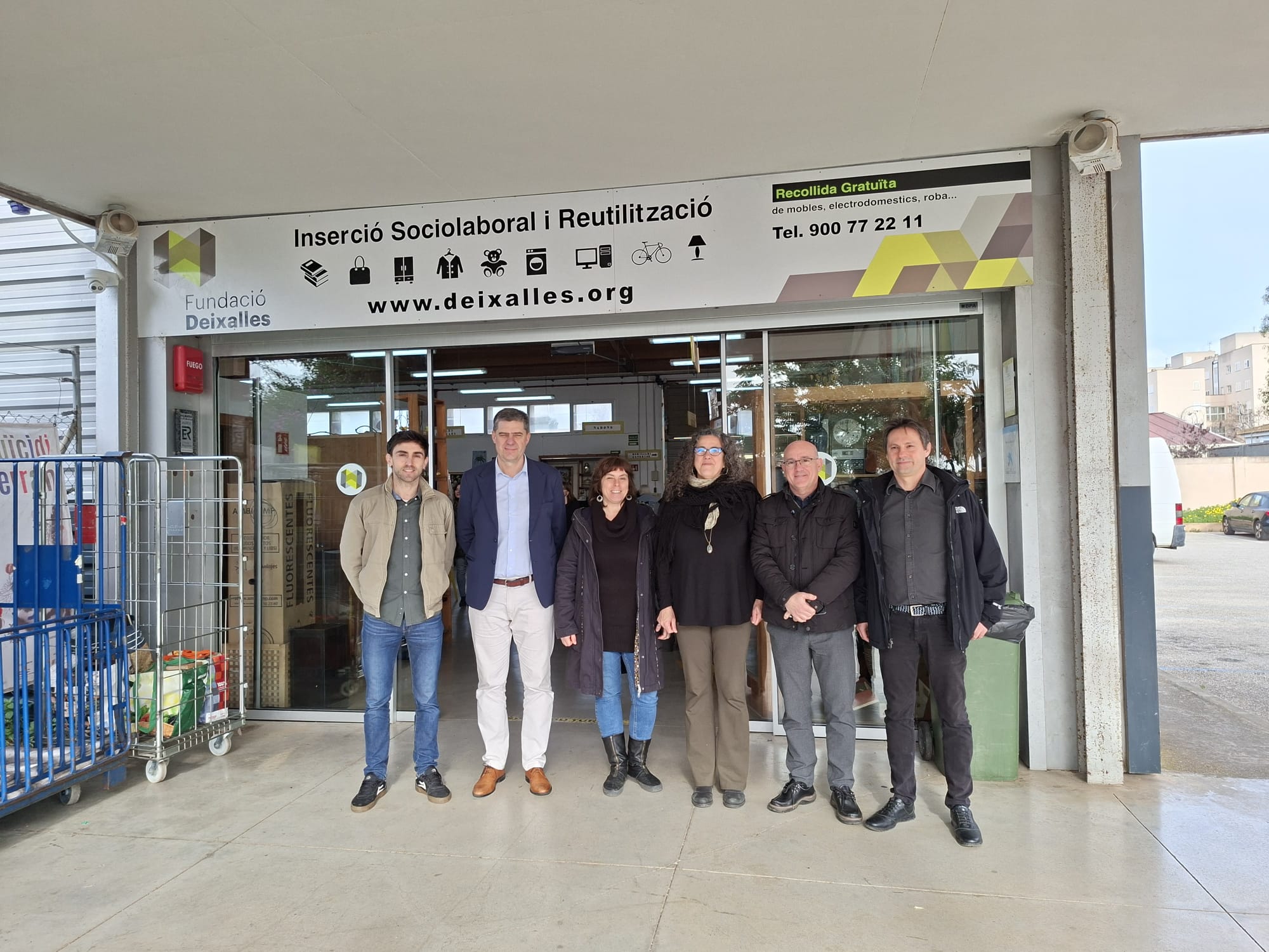 Fotografia de grup del conseller Jaume Bauzà; el director d’AETIB, Pere Joan Planas, i representants de la Fundació Deixalles a l'entrada de la seu de l'entitat a Palma.