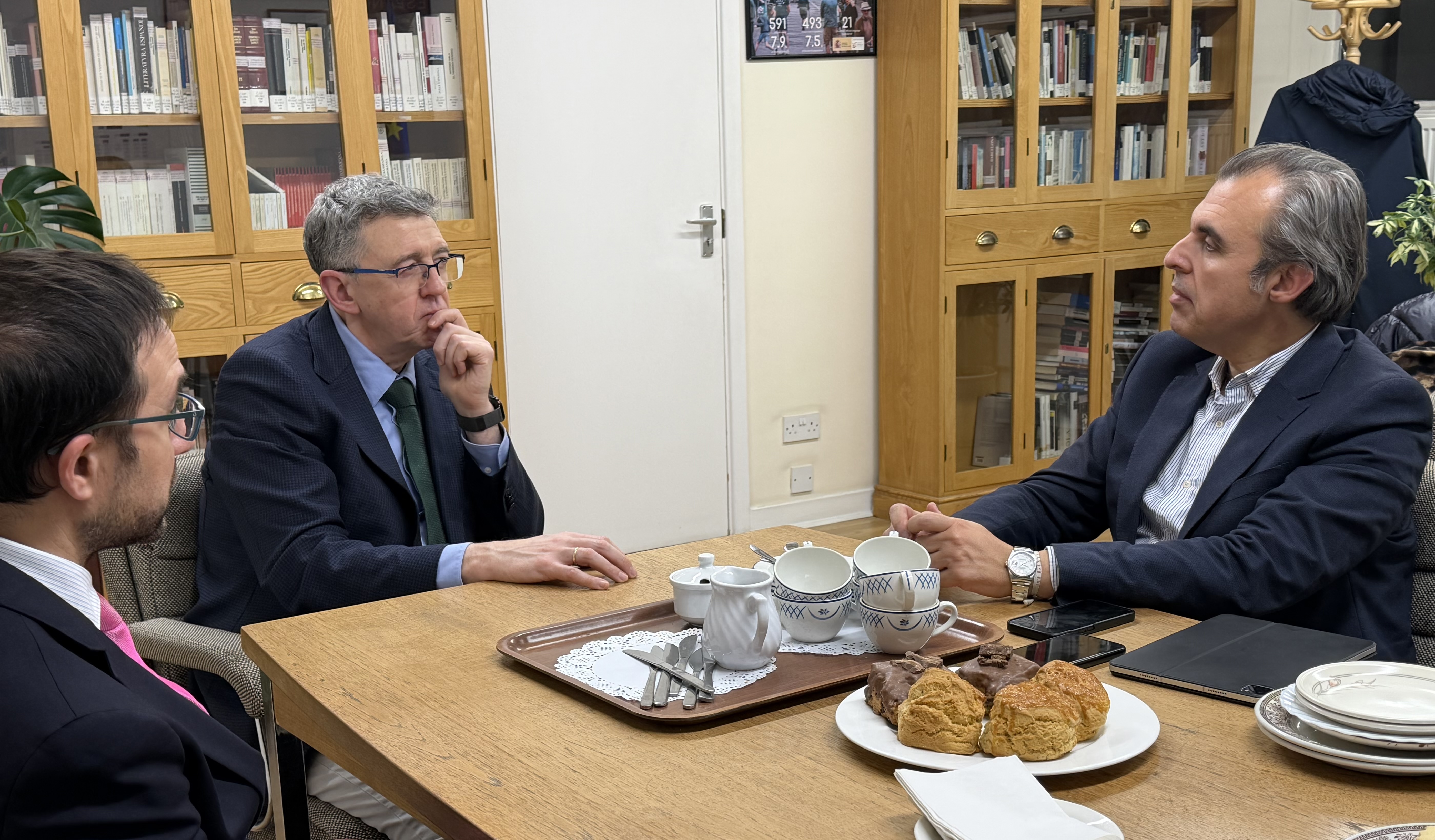 El conseller Vera es reuneix a Londres amb el conseller d’Educació al Regne Unit i Irlanda per ampliar la col·laboració en auxiliars de conversa