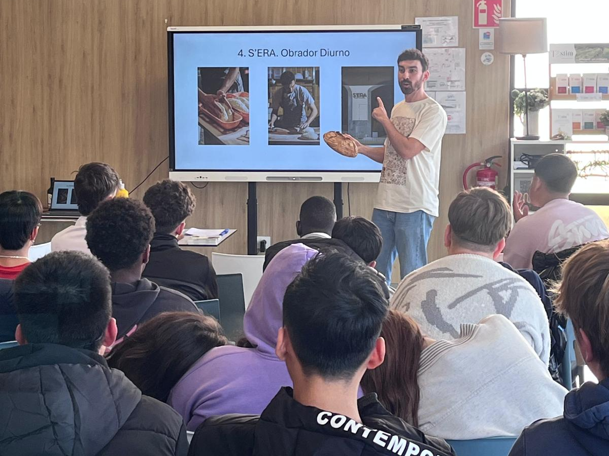 Un tècnic ofereix informació sobre el funcionament d'un obrador a un grup de joves.