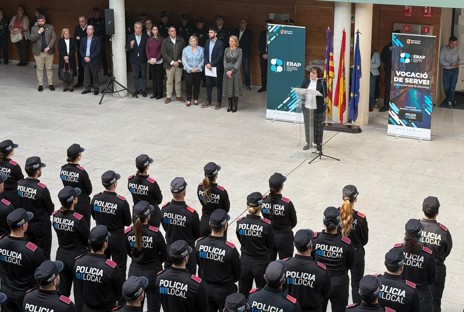 La vicepresidenta segona, Antònia M. Estarellas, es dirigeix des d'un faristol a policies locals.