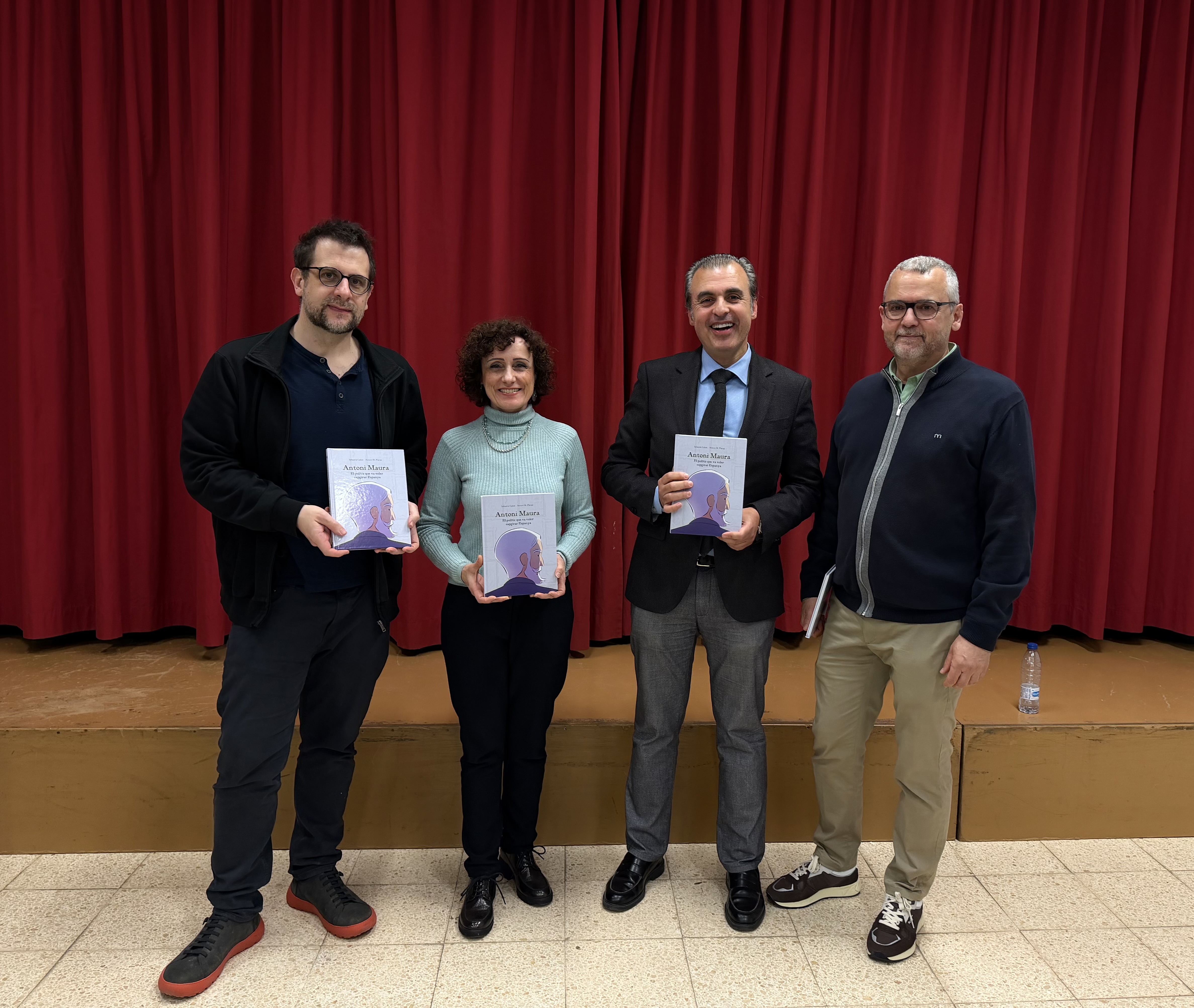 El conseller Vera assisteix a la presentació del còmic «Antoni Maura: el polític que va voler capgirar Espanya»