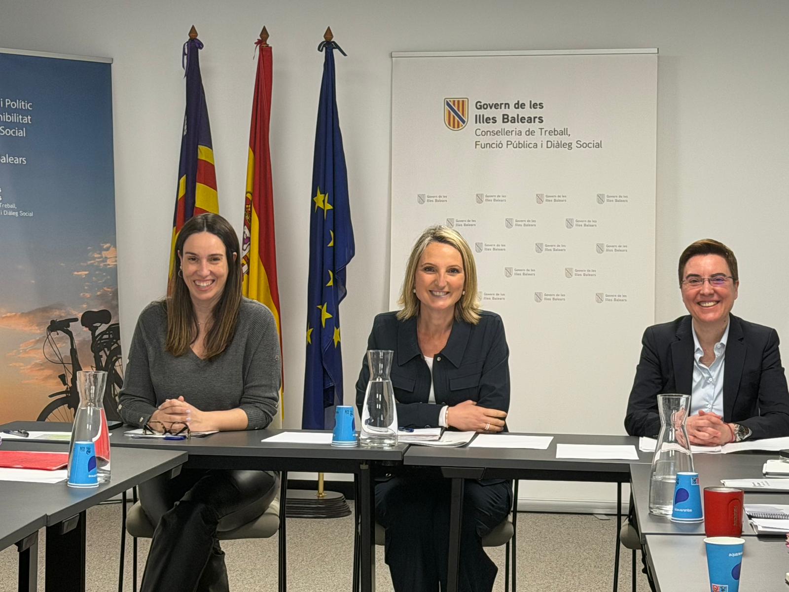 La consellera de Treball, Funció Pública i Diàleg Social, Catalina Cabrer; la directora general de Conciliació i Igualtat en l’Àmbit Laboral, Margalida Darder, i la directora general de Treball, Maria Luz Moreno.