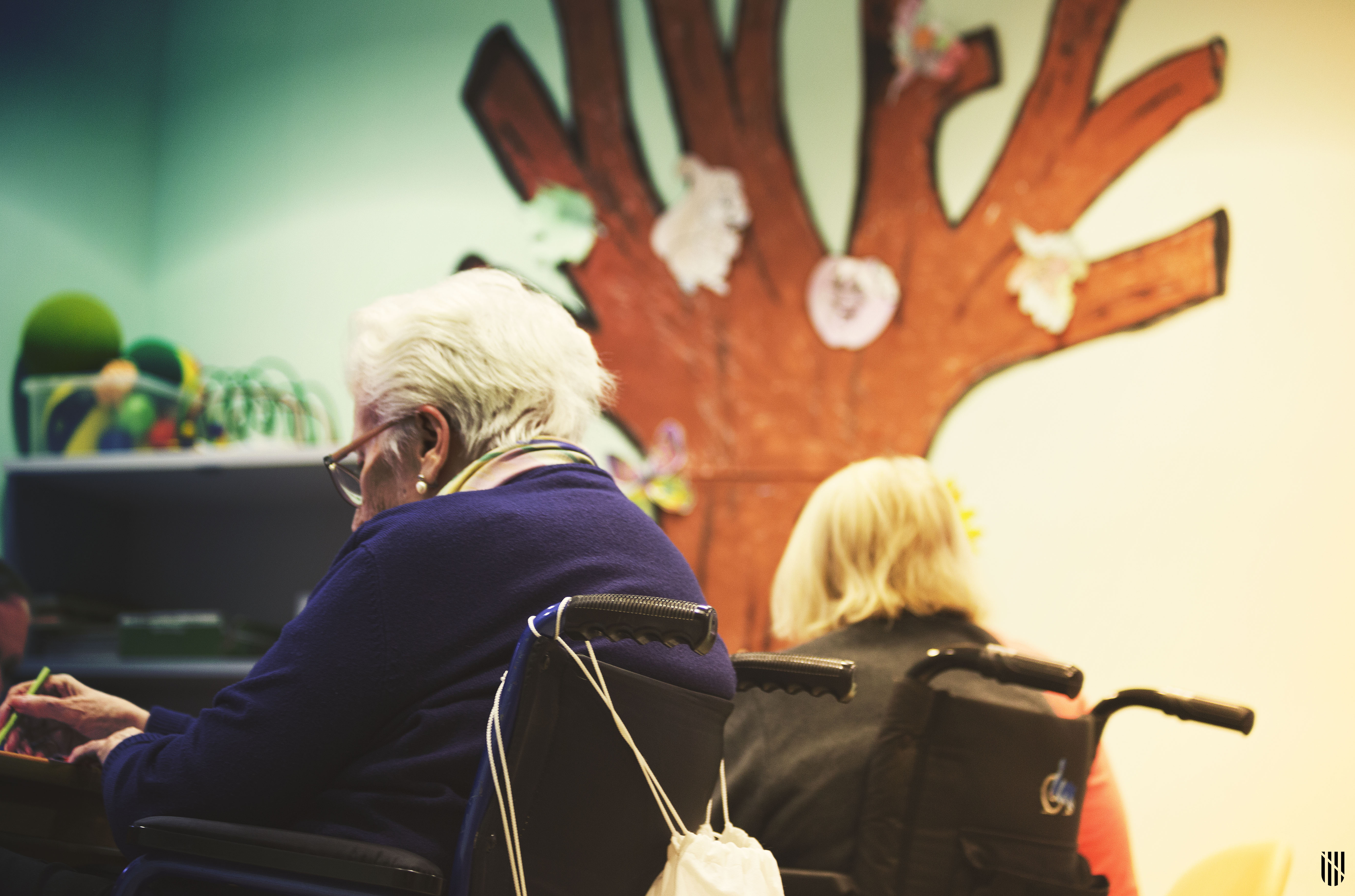 Una dona gran a un centre de dia 