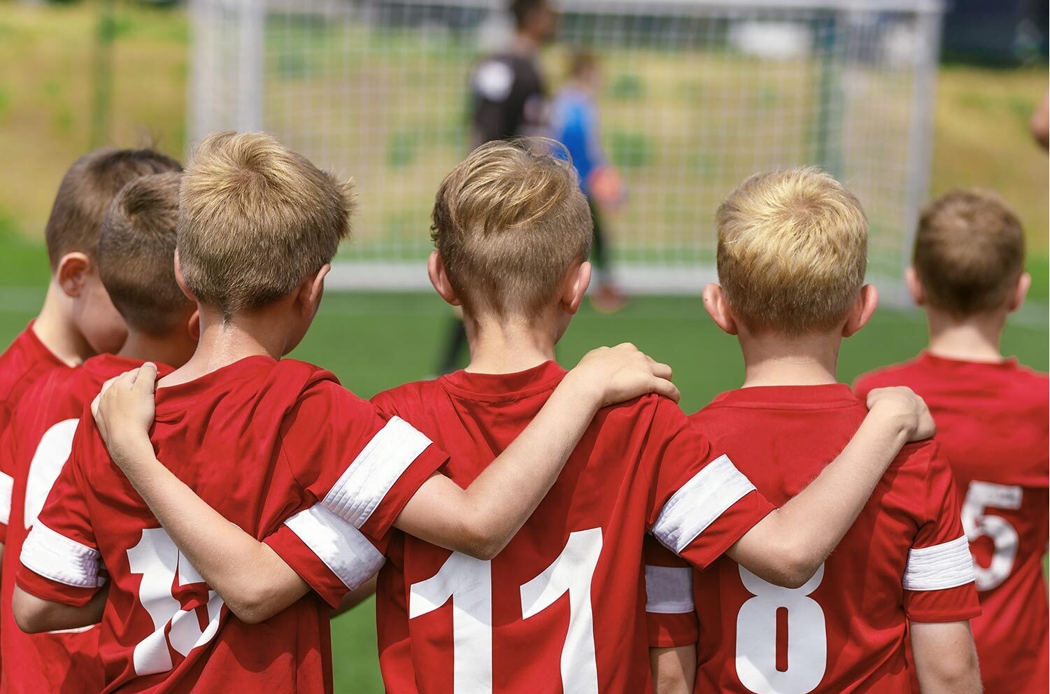 Niños en un campo de fútbol
