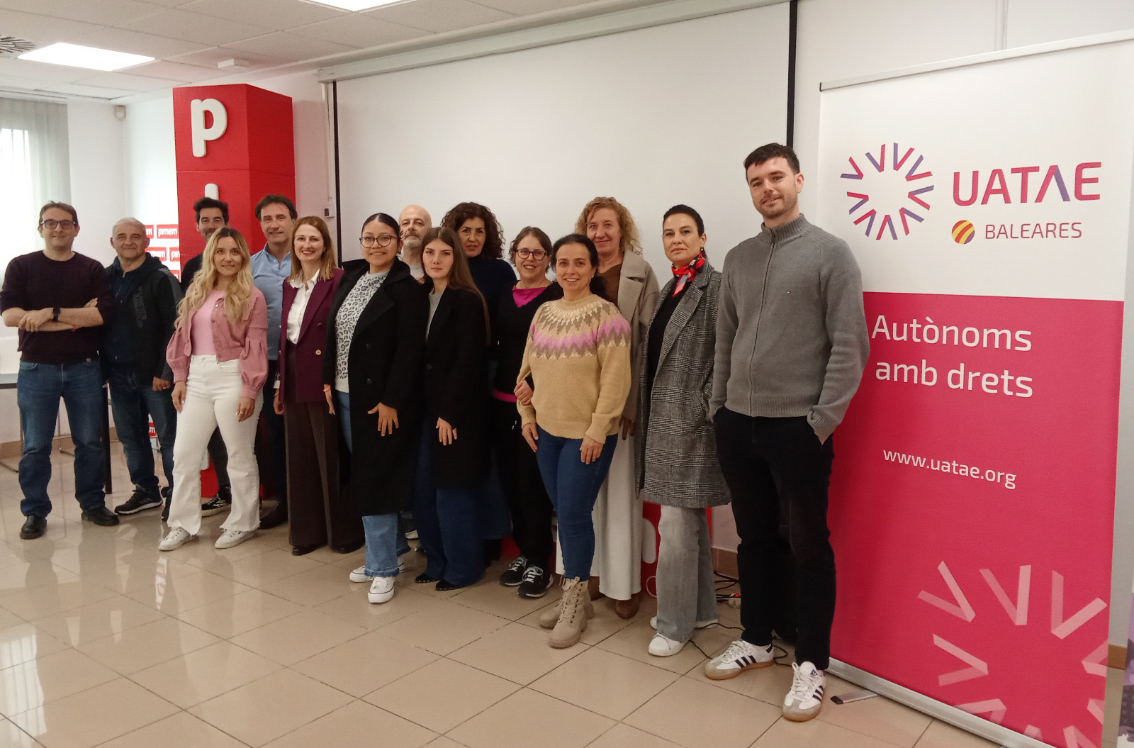 Fotografia de grup de les persones participants en la jornada amb la directora general d'Empresa, Autònoms i Comerç, Maria Antònia Sansó.