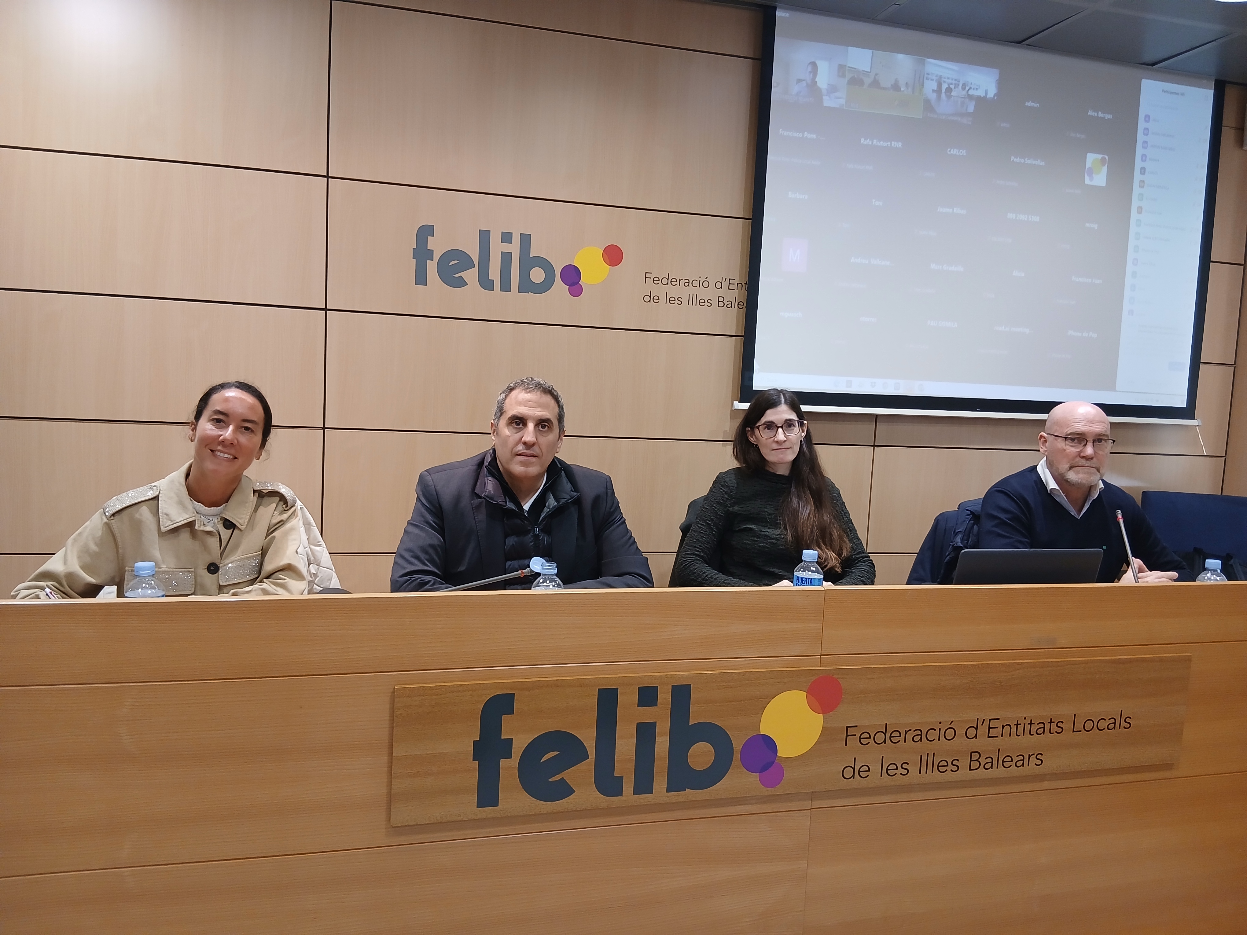 Representants polítics i tècnics del Govern durant la jornada tècnica formativa.