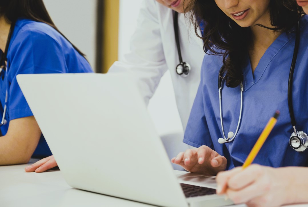 Professionals sanitaris davant d'un ordinador.