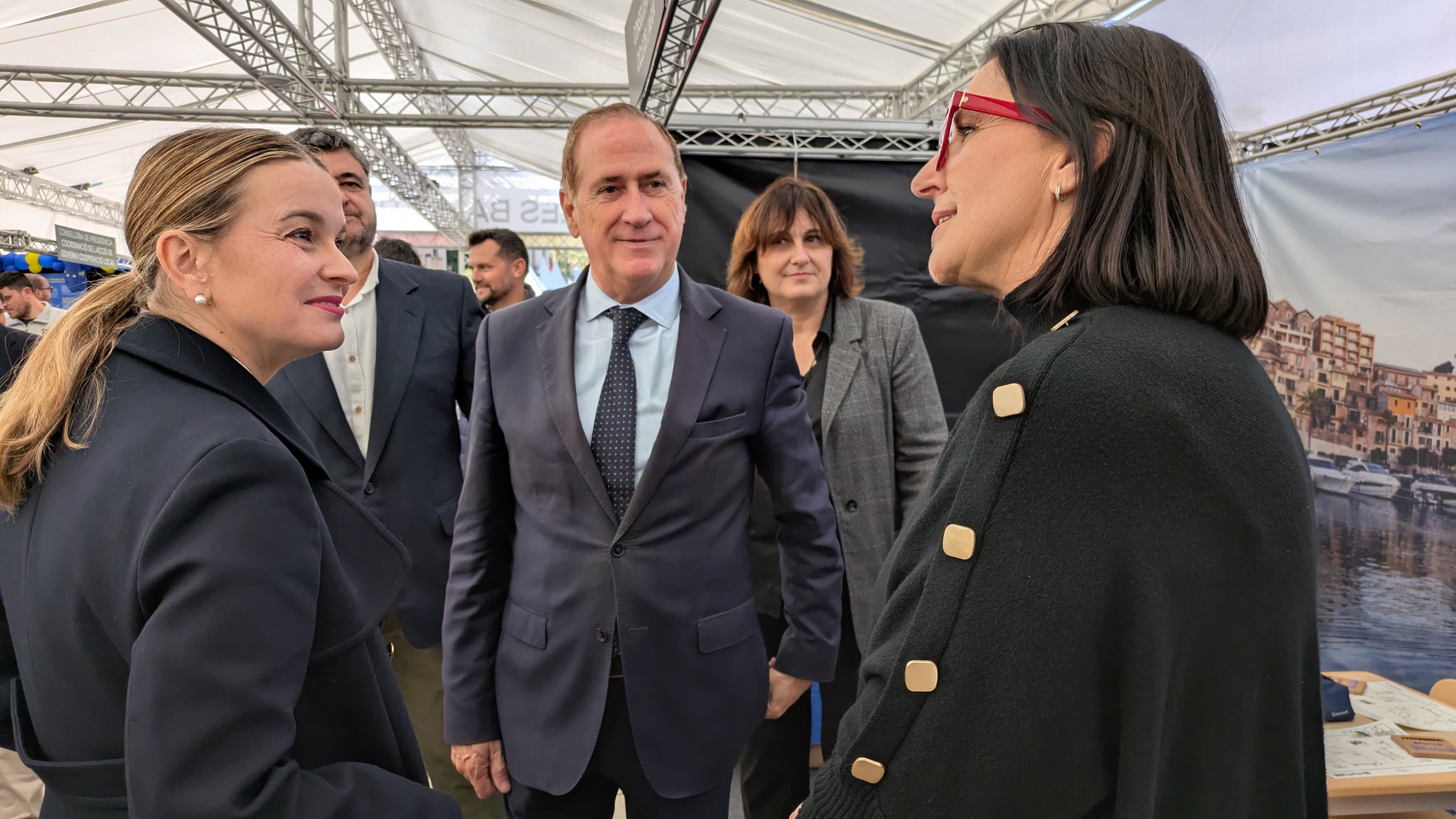 La presidenta Prohens i els consellers La Fuente i Estarellas, entre d'altres autoritats, han recorregut la Mostra GOIB durant la jornada inaugural