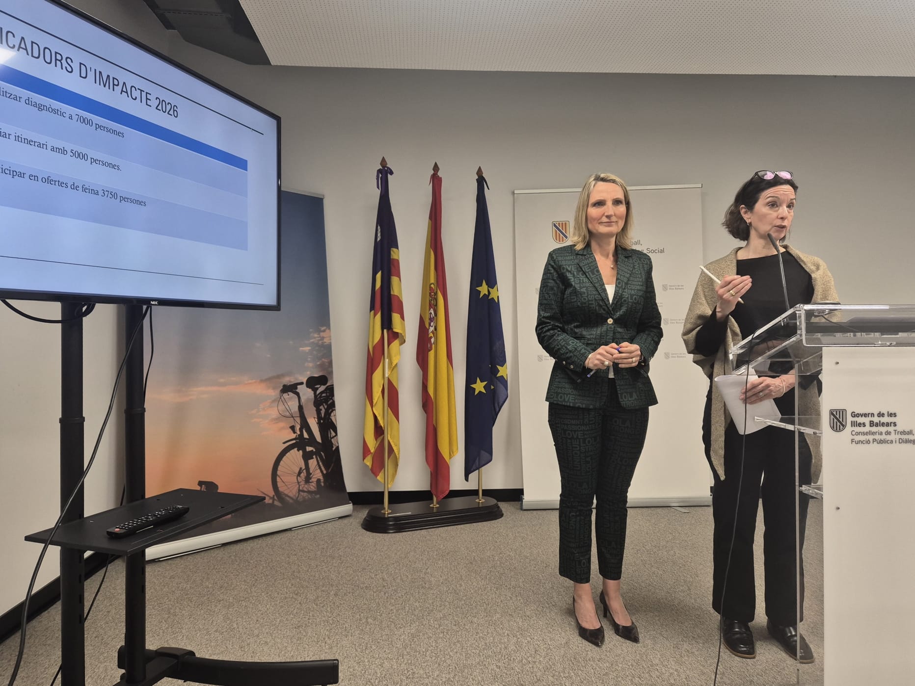 La consellera de Treball, Funció Pública i Diàleg Social, Catalina Cabrer, i la directora del SOIB, María Luján Olivera, durant la presentació.