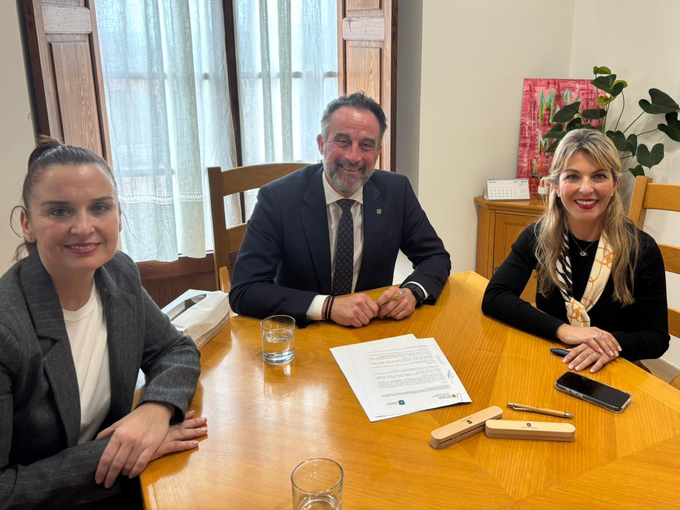 Moment de la signatura entre el conseller Mateo i la batlessa d’Andratx, Estefanía Gonzalvo.