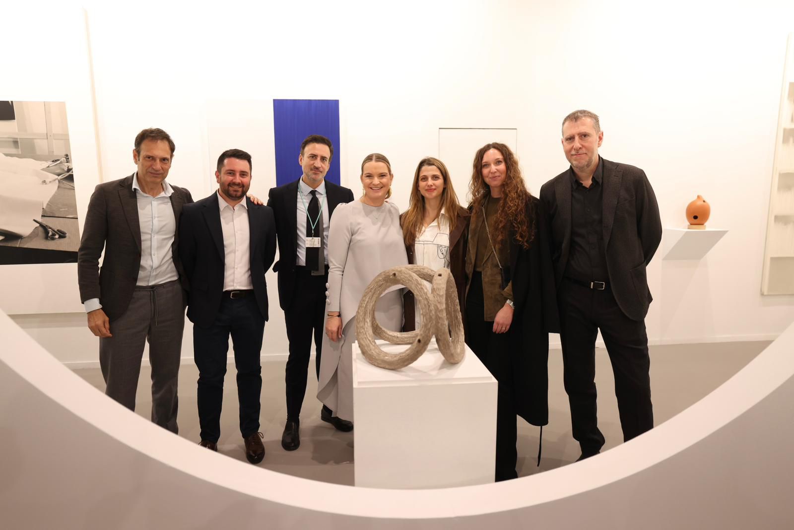 La presidenta, a l'estand de l'Institut d'Estudis Baleàrics a ARCOmadrid2026.