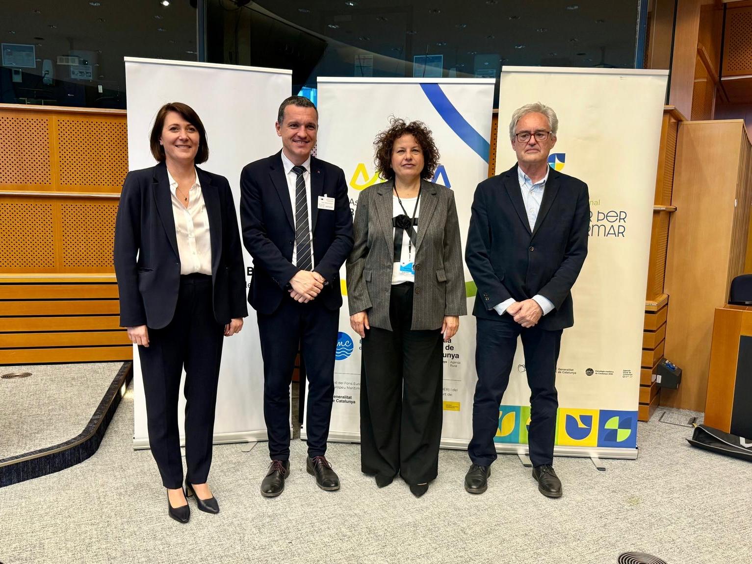 a dLa directora general de Relacions Institucionals i de Relacions amb el Parlament, Xesca Ramis, i el director general de Pesca, Antoni M. Grau, a Brussel·les