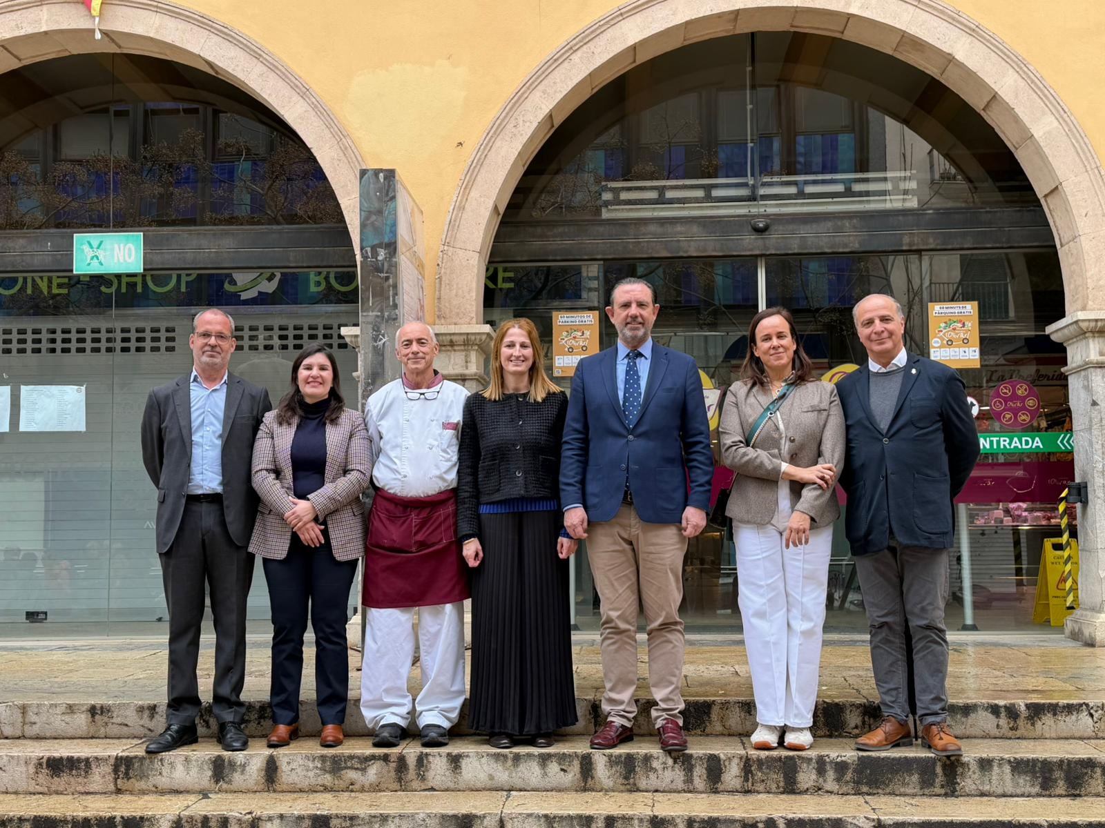 El conseller d’Empresa, Autònoms i Energia, Alejandro Sáenz de San Pedro, ha entregat la placa del projecte «Emblemàtics Balears» als negocis ubicats al Mercat de l’Olivar